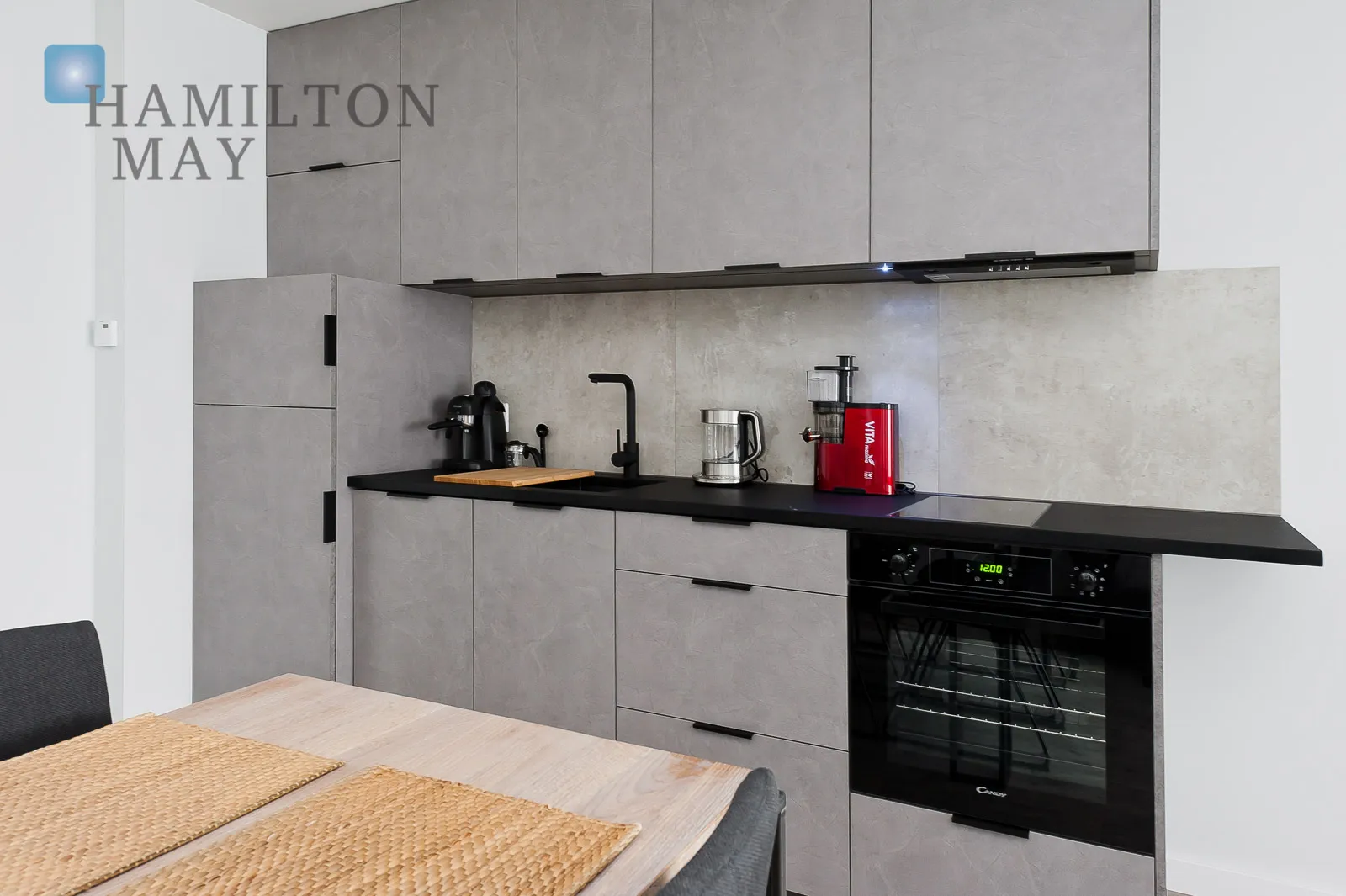 A modern apartment with a terrace in the prestigious Ludwinów development on the Vistula Boulevards - slider