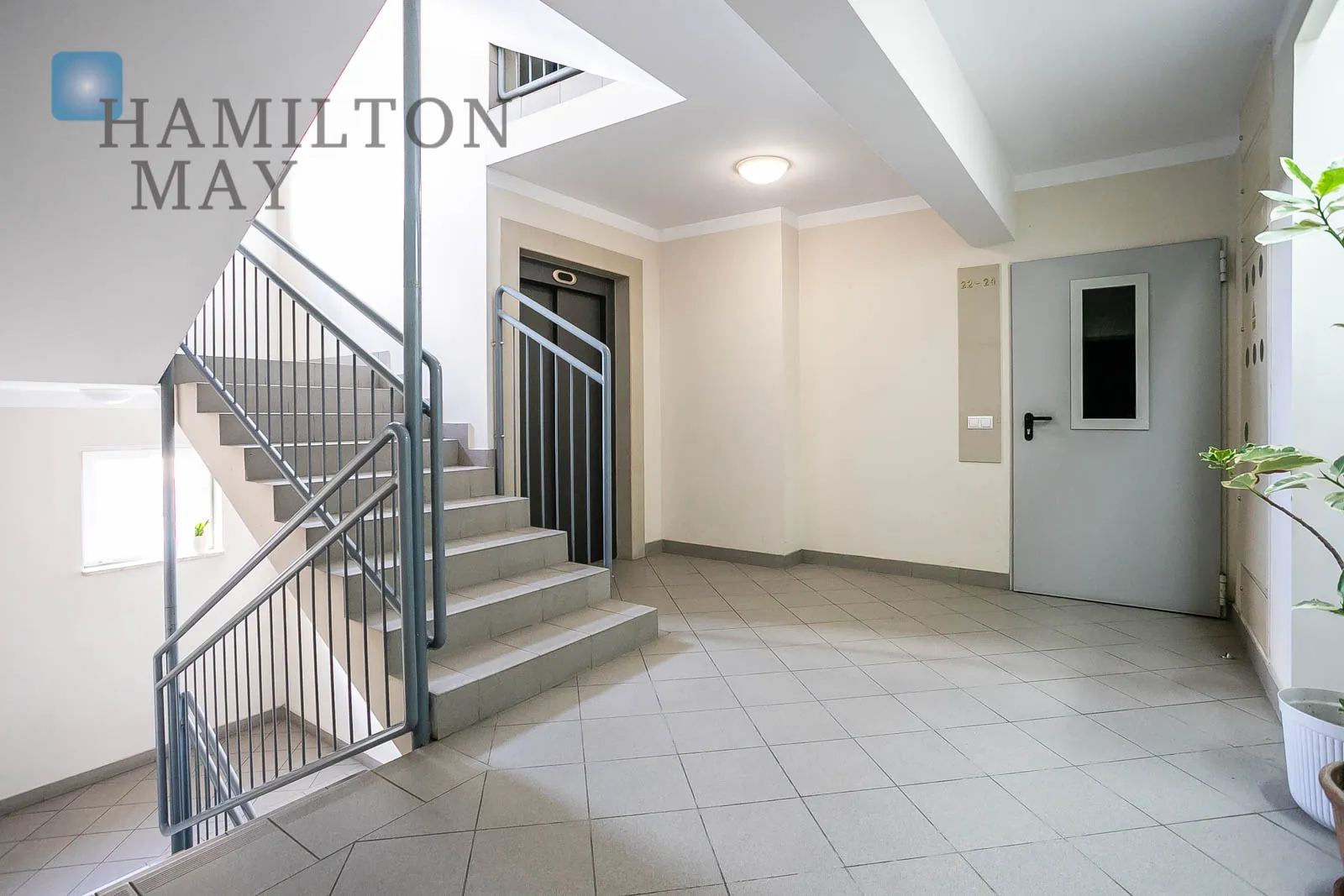 Nowoczesne 4-pokojowe mieszkanie na Pradze - slider