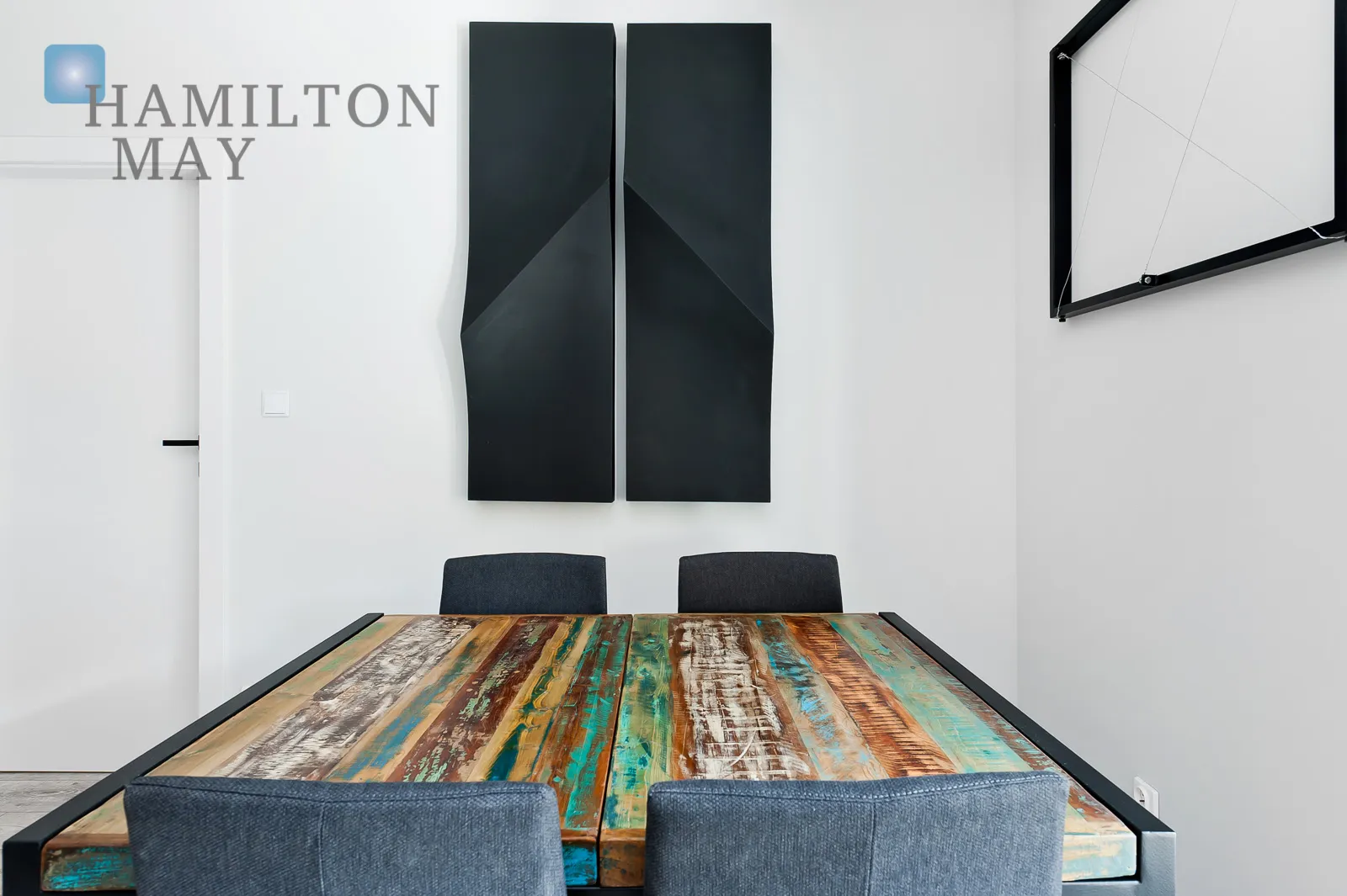 A modern apartment with a terrace in the prestigious Ludwinów development on the Vistula Boulevards - slider