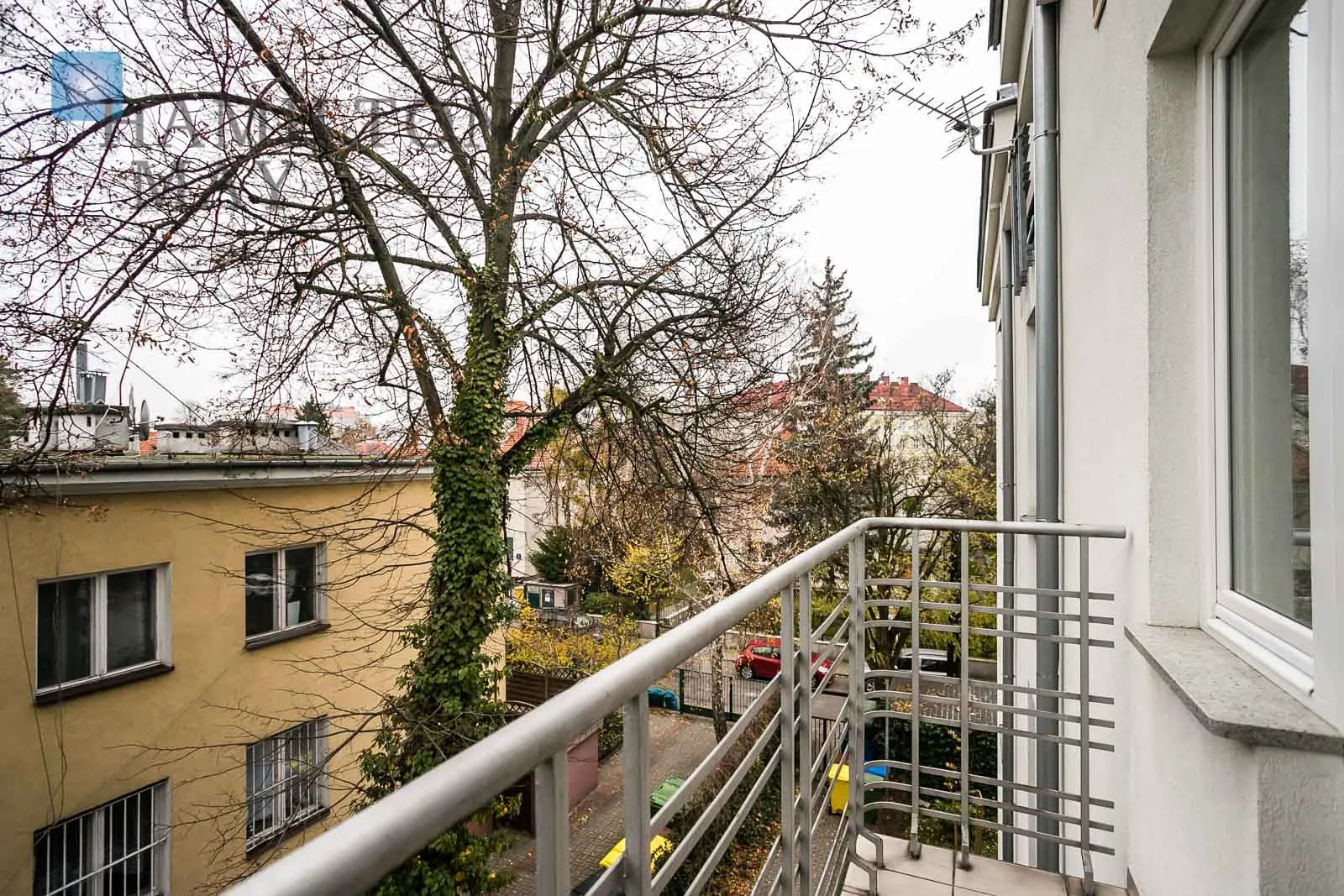 A three-room, very bright, spacious apartment with two comfortable bedrooms in a tenement house in old Mokotów, for sale.
