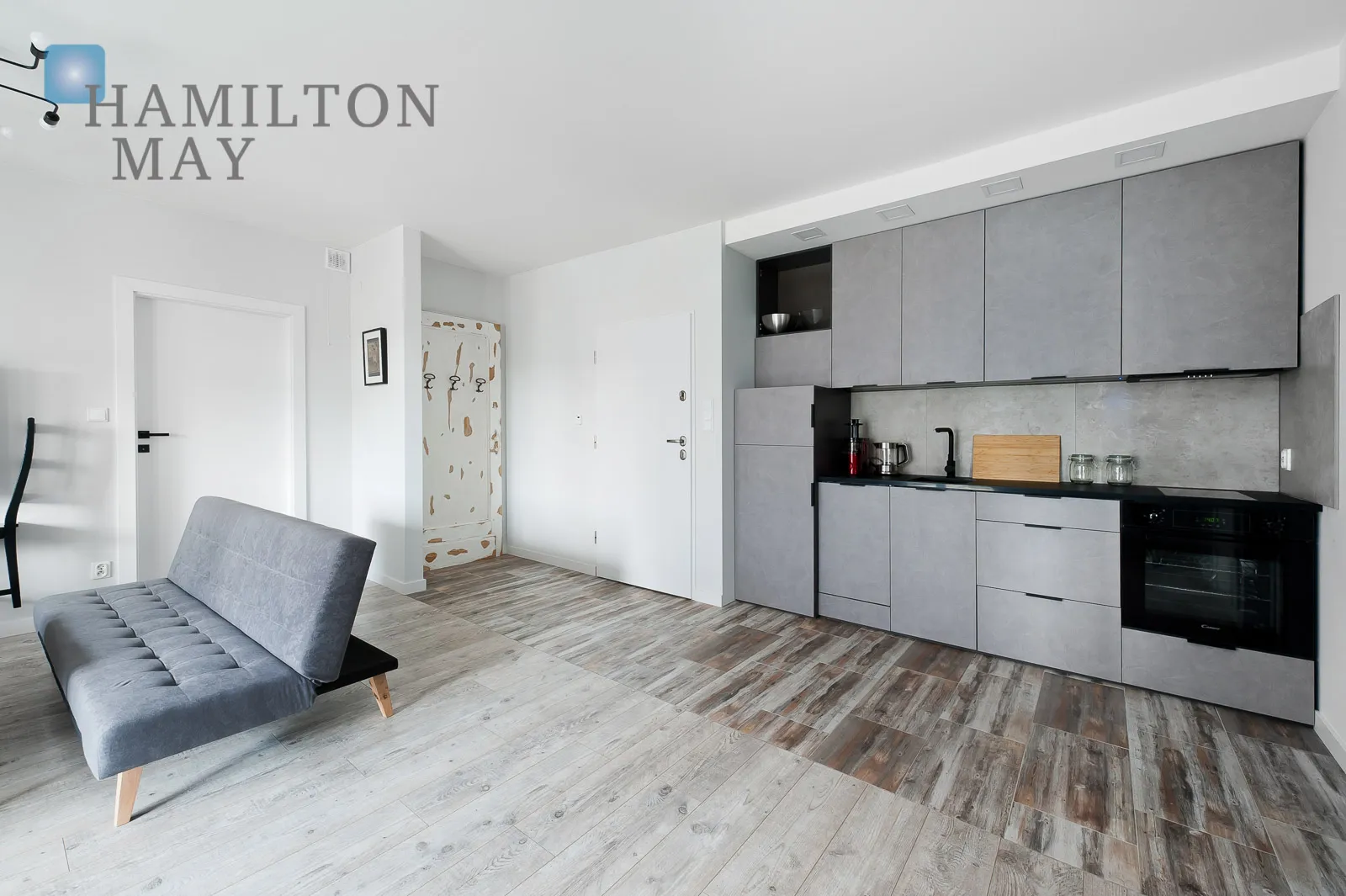 A modern apartment with a terrace in the prestigious Ludwinów development on the Vistula Boulevards - slider