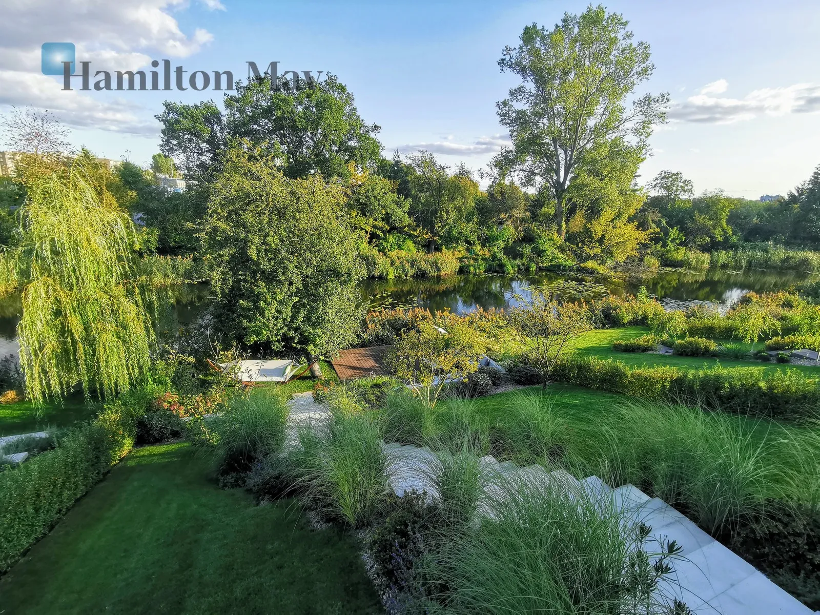 Distance to centre: 5 km Price: 7000 EUR Bedrooms: 3 Bathrooms: 2 Size: 168m2 - slider