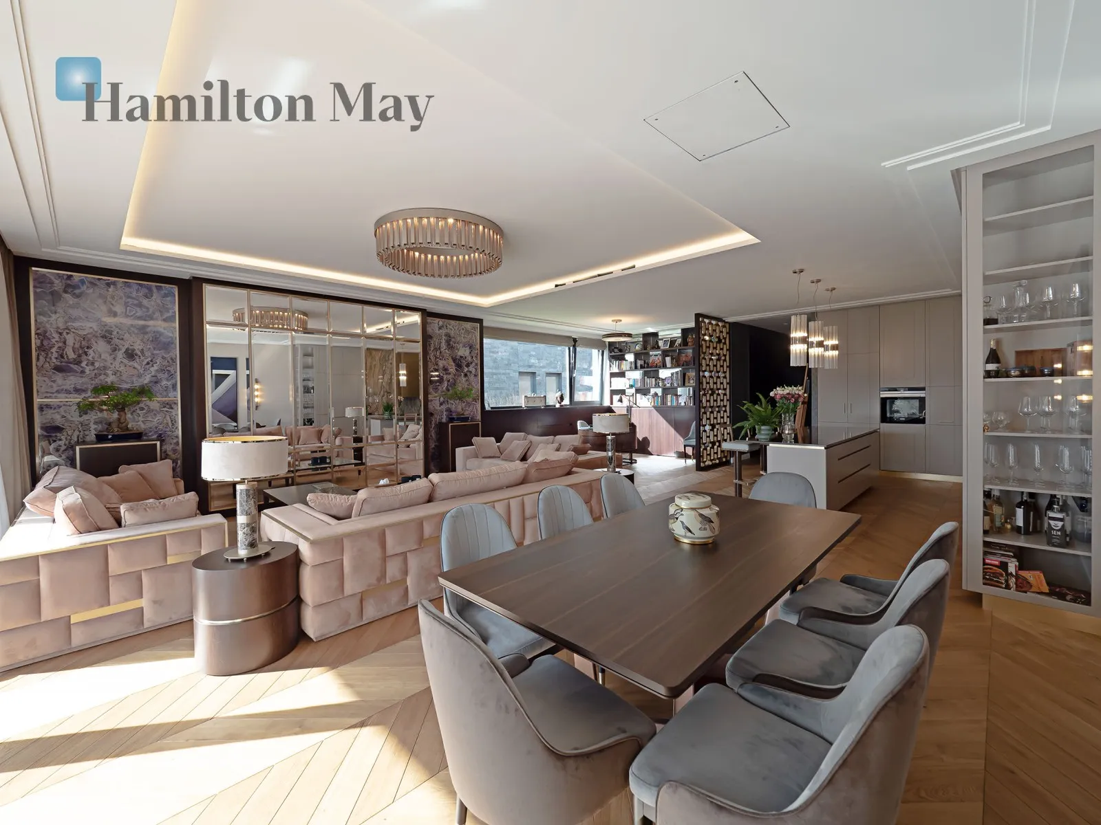 Street: Fort Piłsudskiego Region: Fort Piłsudskiego, Warszawa Distance to centre: 5 km Price: 7000 EUR Bedrooms: 3 - slider