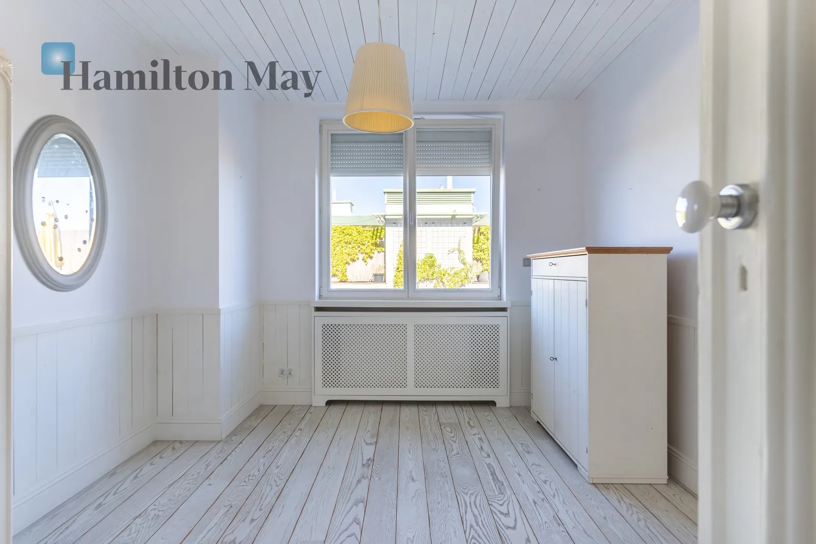 Region: Wilanów Subregion: Wilanów Wysoki Distance to centre: 9.24 km Level: 4 Price: 8200 PLN Bedrooms: 2 Bathrooms: 1 - slider