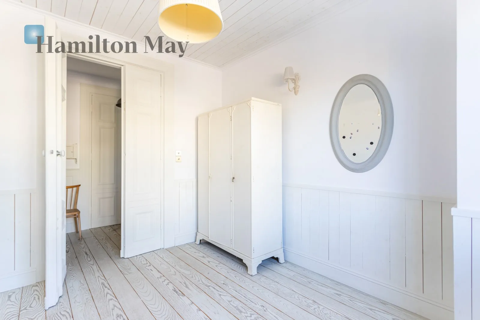 Street: Adama Branickiego Region: Wilanów Subregion: Wilanów Wysoki Distance to centre: 9.24 km Level: 4 Price: 8200 PLN Bedrooms: 2 Bathrooms: 1 - slider