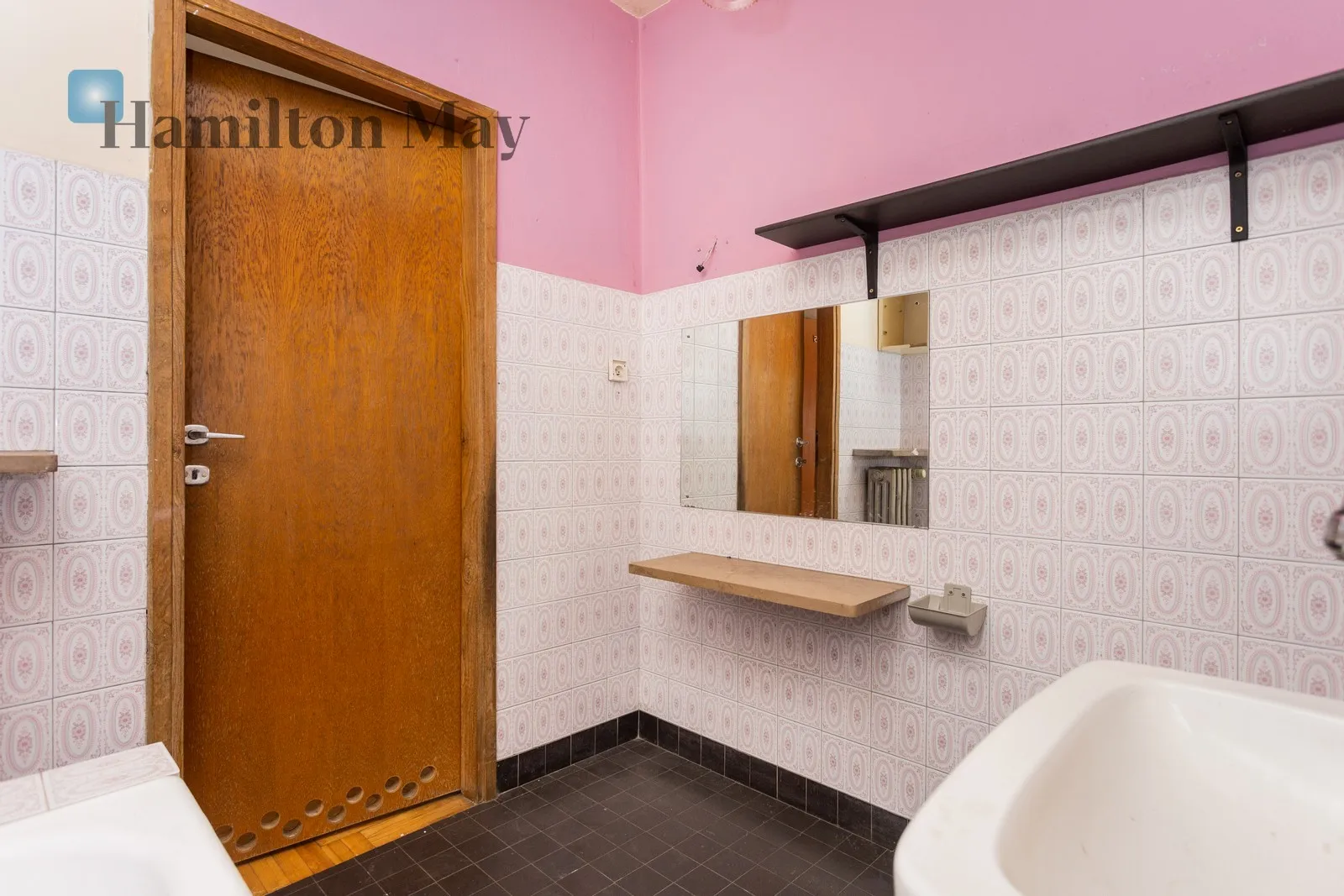 Bedrooms: 5 Bathrooms: 3 Plot size: 300m2