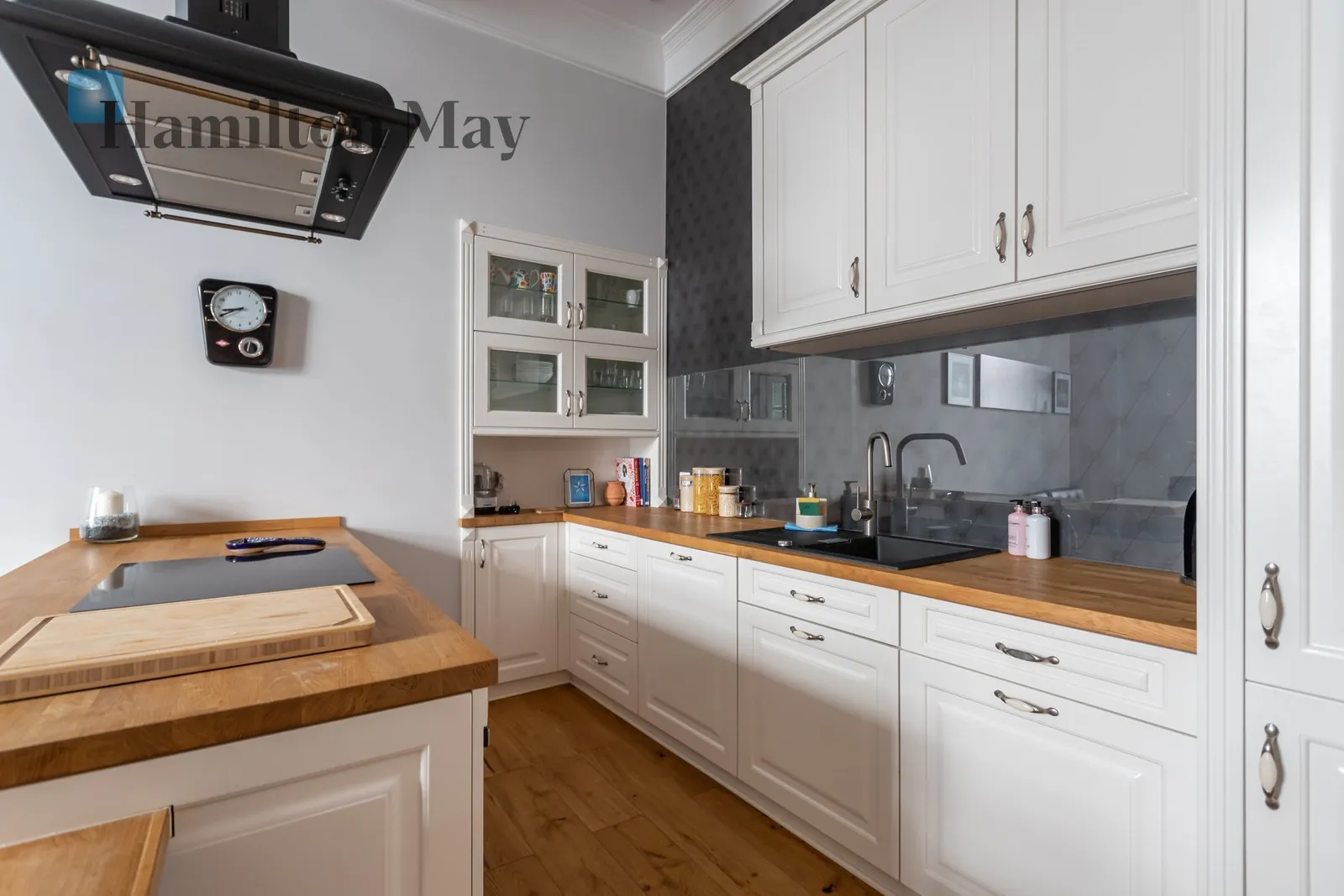 Street: Poznańska Region: Śródmieście Subregion: Śródmieście Południowe Distance to centre: 0.5 km Level: 3 Price: 5000 PLN Bedrooms: 1 Bathrooms: 1 Size: 40m2 - slider