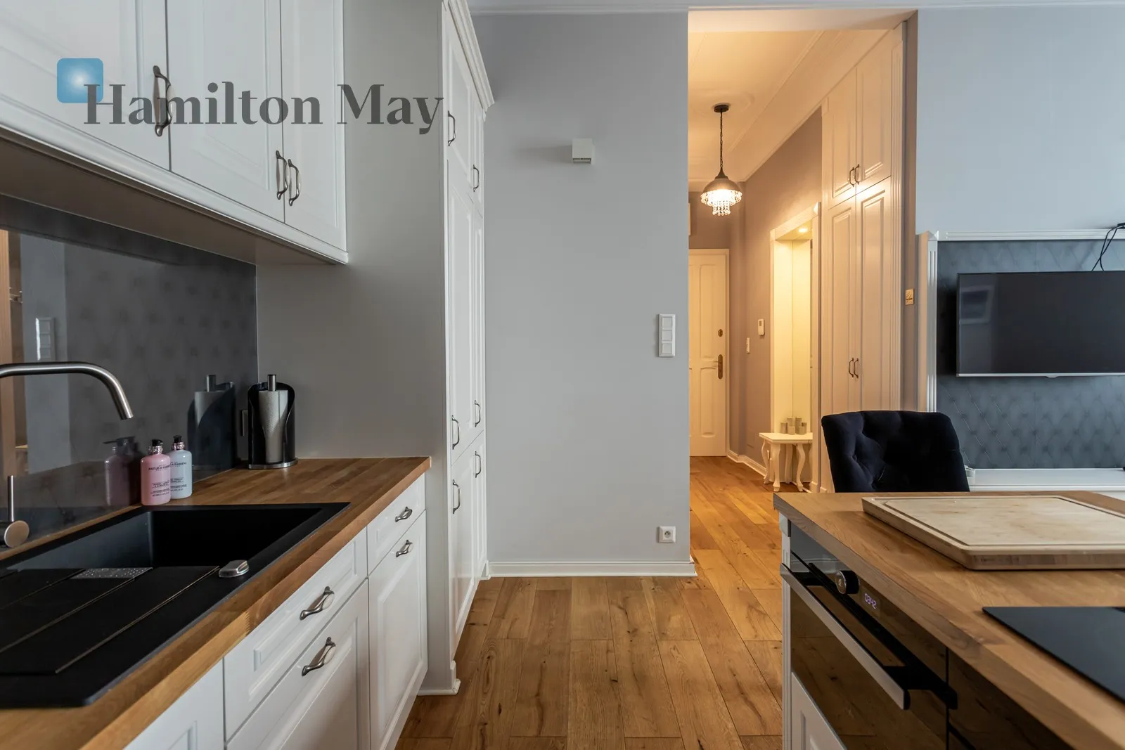 City: Warszawa Street: Poznańska Region: Śródmieście Subregion: Śródmieście Południowe Distance to centre: 0.5 km Level: 3 Price: 5000 PLN Bedrooms: 1 - slider