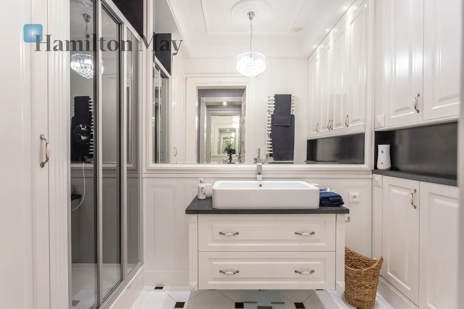 Subregion: Śródmieście Południowe Distance to centre: 0.5 km Level: 3 Price: 5000 PLN Bedrooms: 1 Bathrooms: 1 Size: 40m2 - slider