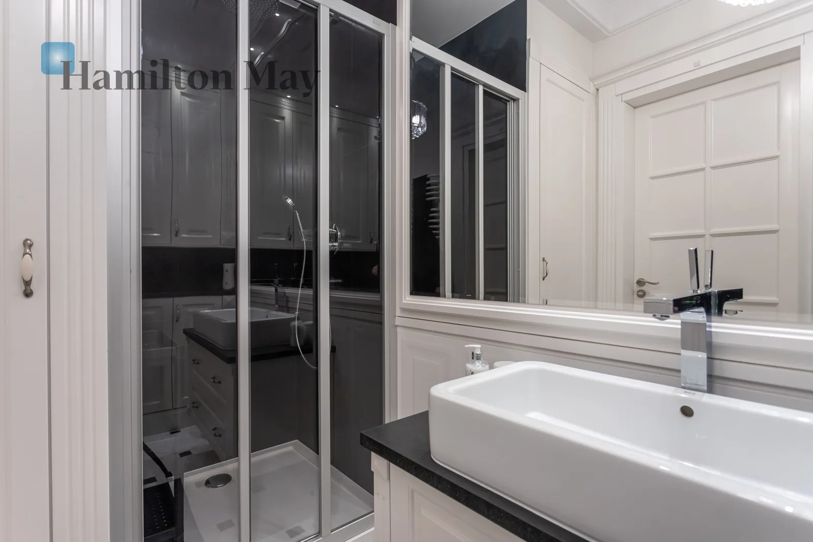 Region: Śródmieście Subregion: Śródmieście Południowe Distance to centre: 0.5 km Level: 3 Price: 5000 PLN Bedrooms: 1 Bathrooms: 1 - slider