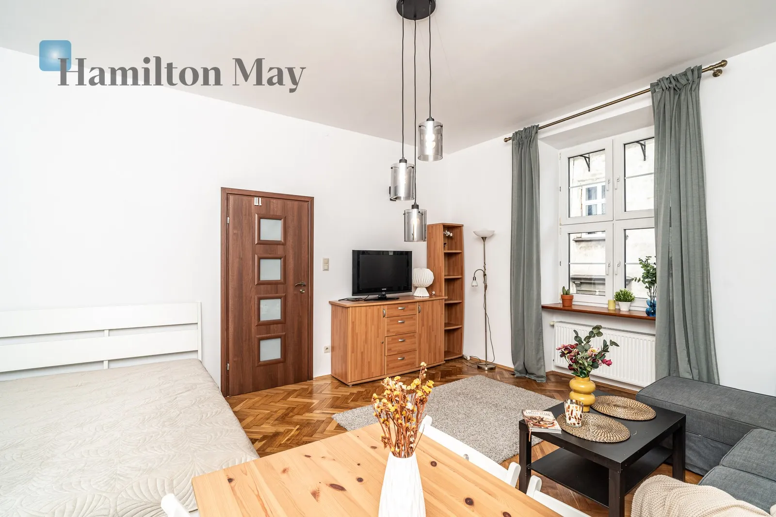 City: Kraków Street: Józefa Region: Stare Miasto Subregion: Kazimierz Distance to centre: 1 km Level: 2 Price: 3800 PLN Bedrooms: 2 Bathrooms: 1 - slider
