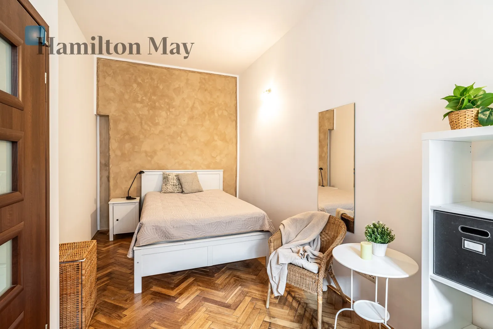 Region: Stare Miasto Subregion: Kazimierz Distance to centre: 1 km Level: 2 Price: 3800 PLN Bedrooms: 2 Bathrooms: 1 Size: 58m2 Price/m2: 66 PLN - slider