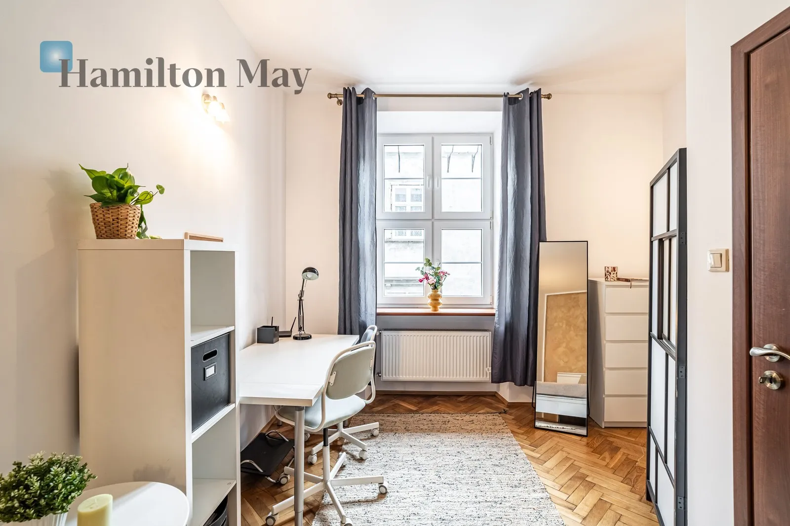 City: Kraków Street: Józefa Region: Stare Miasto Subregion: Kazimierz Distance to centre: 1 km Level: 2 Price: 3800 PLN Bedrooms: 2 - slider