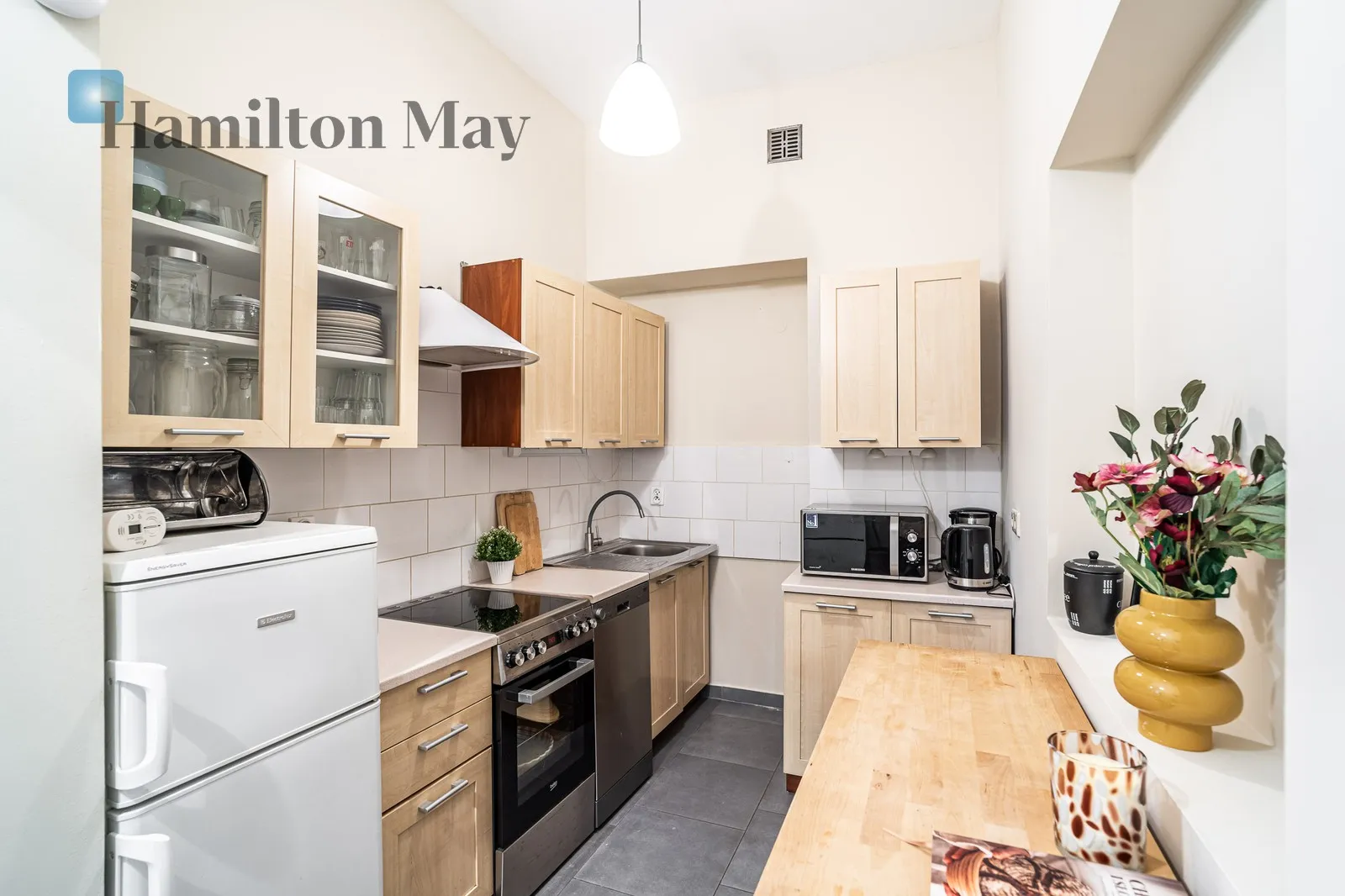Region: Stare Miasto Subregion: Kazimierz Distance to centre: 1 km Level: 2 Price: 3800 PLN Bedrooms: 2 Bathrooms: 1 Size: 58m2 - slider