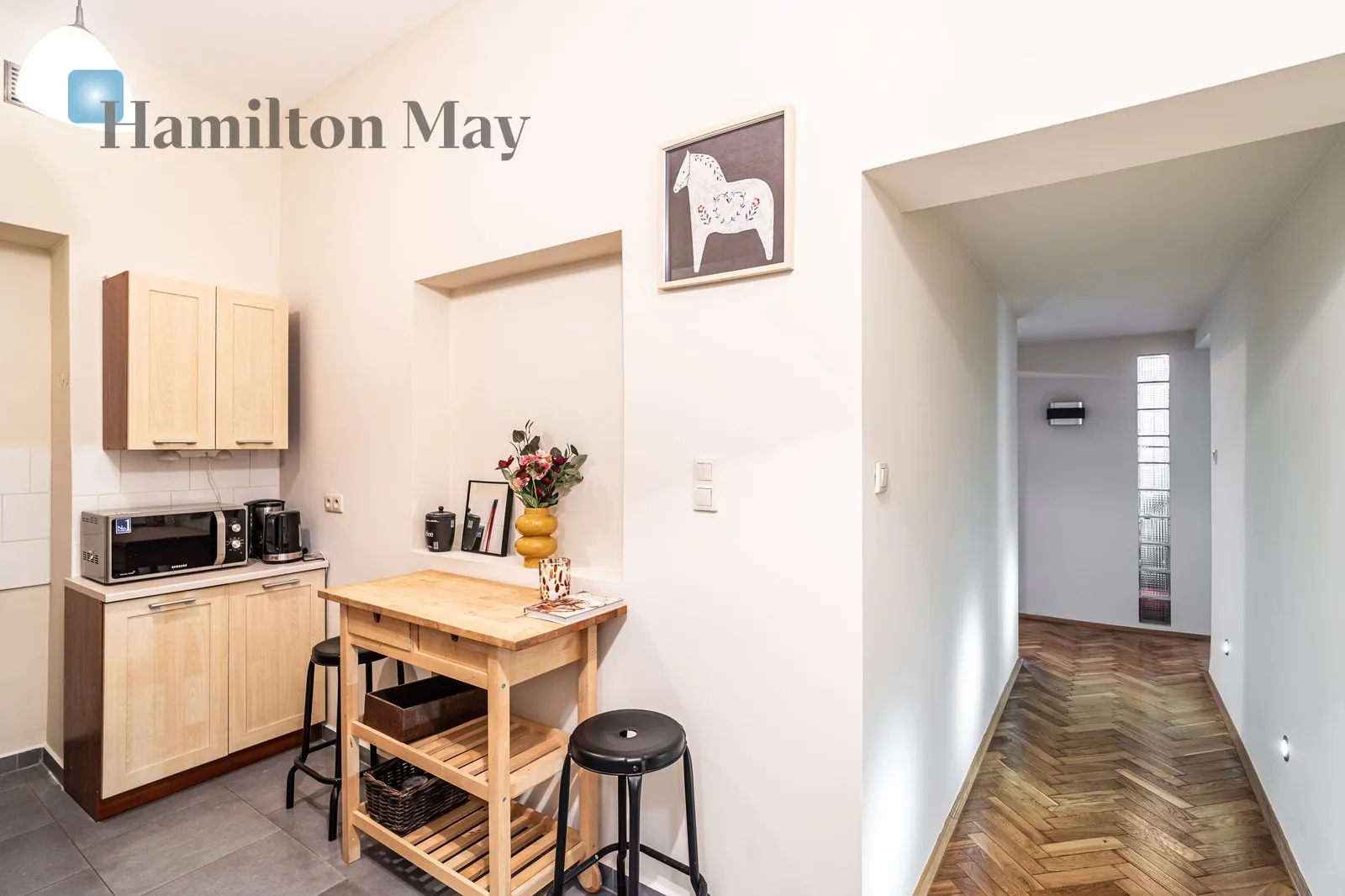 Street: Józefa Region: Stare Miasto Subregion: Kazimierz Distance to centre: 1 km Level: 2 Price: 3800 PLN Bedrooms: 2 - slider