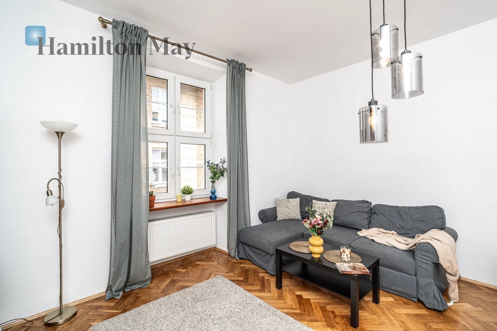 City: Kraków Street: Józefa Region: Stare Miasto Subregion: Kazimierz Distance to centre: 1 km Level: 2 Price: 3800 PLN Bedrooms: 2 Bathrooms: 1 Size: 58m2 - slider
