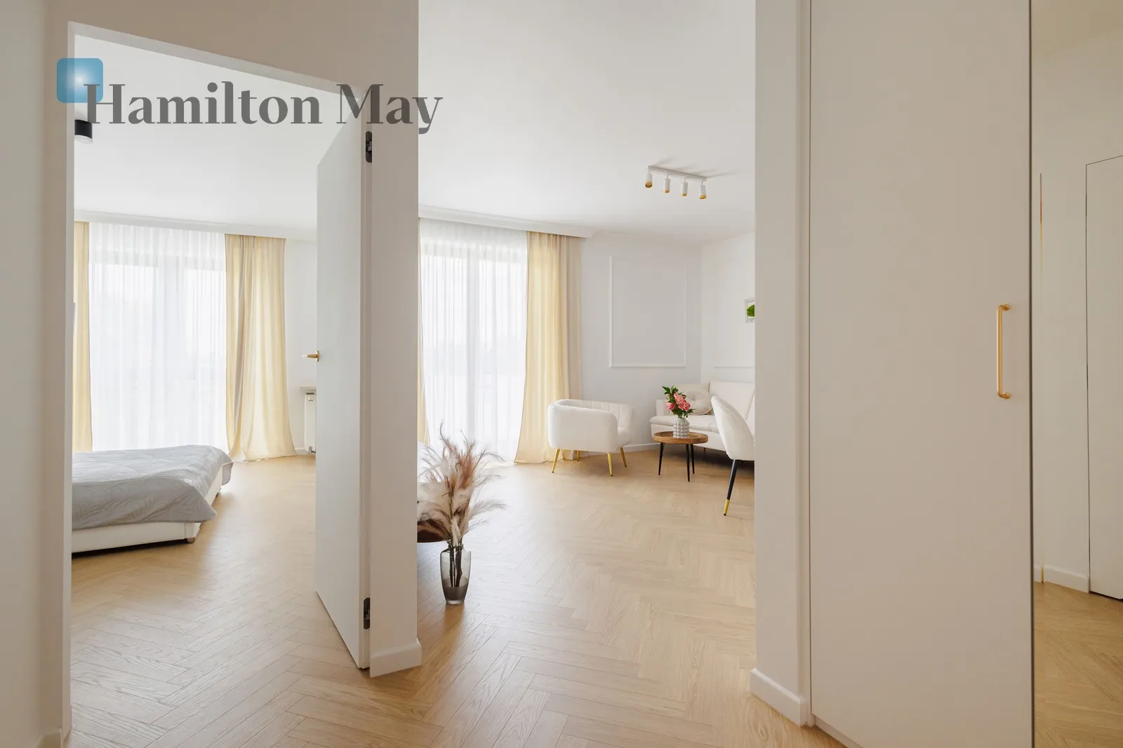 City: Warszawa Street: aleja Wyścigowa Region: Mokotów Subregion: Służew Distance to centre: 7.06 km Level: 4 Price: 5200 PLN Bedrooms: 1 - slider