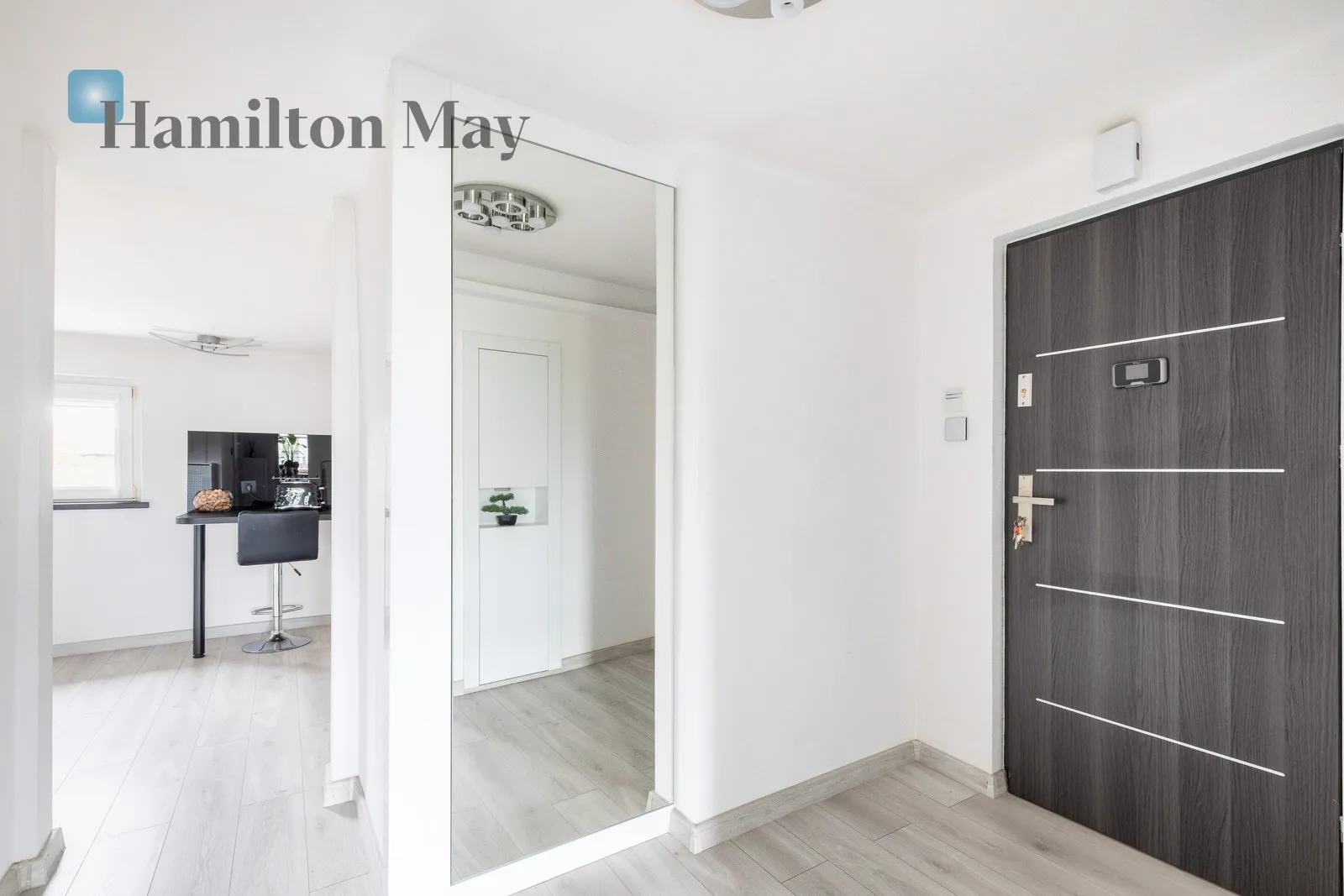 Level: 6 Price: 3300 PLN Bedrooms: 1 Bathrooms: 1 Size: 36m2 - slider