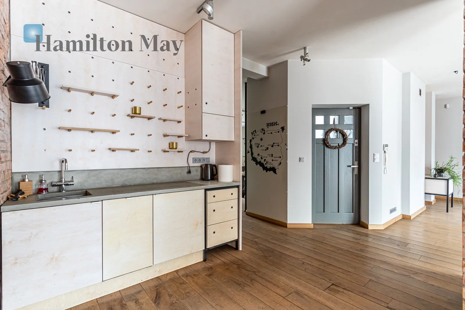 City: Warszawa Street: Angorska Region: Praga-Południe Subregion: Saska Kępa Distance to centre: 3.59 km Price: 3700000 PLN Bedrooms: 4 Bathrooms: 2 Size: 192m2 - slider