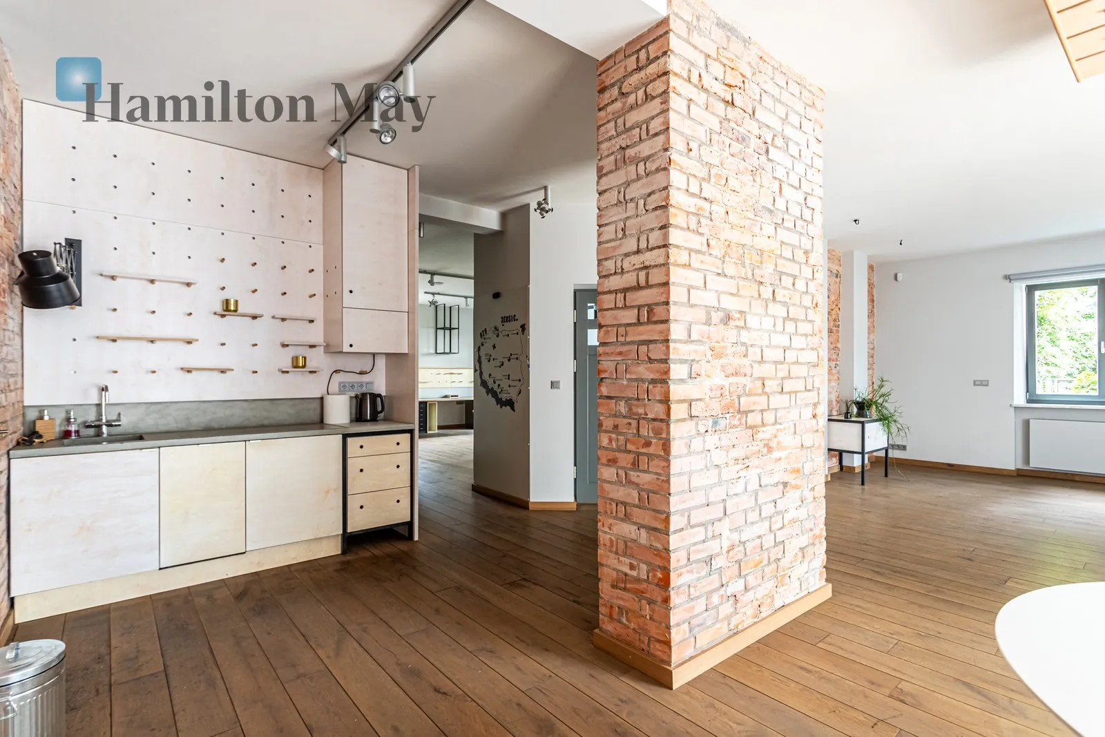 Region: Praga-Południe Subregion: Saska Kępa Distance to centre: 3.59 km Price: 3700000 PLN Bedrooms: 4 Bathrooms: 2 - slider