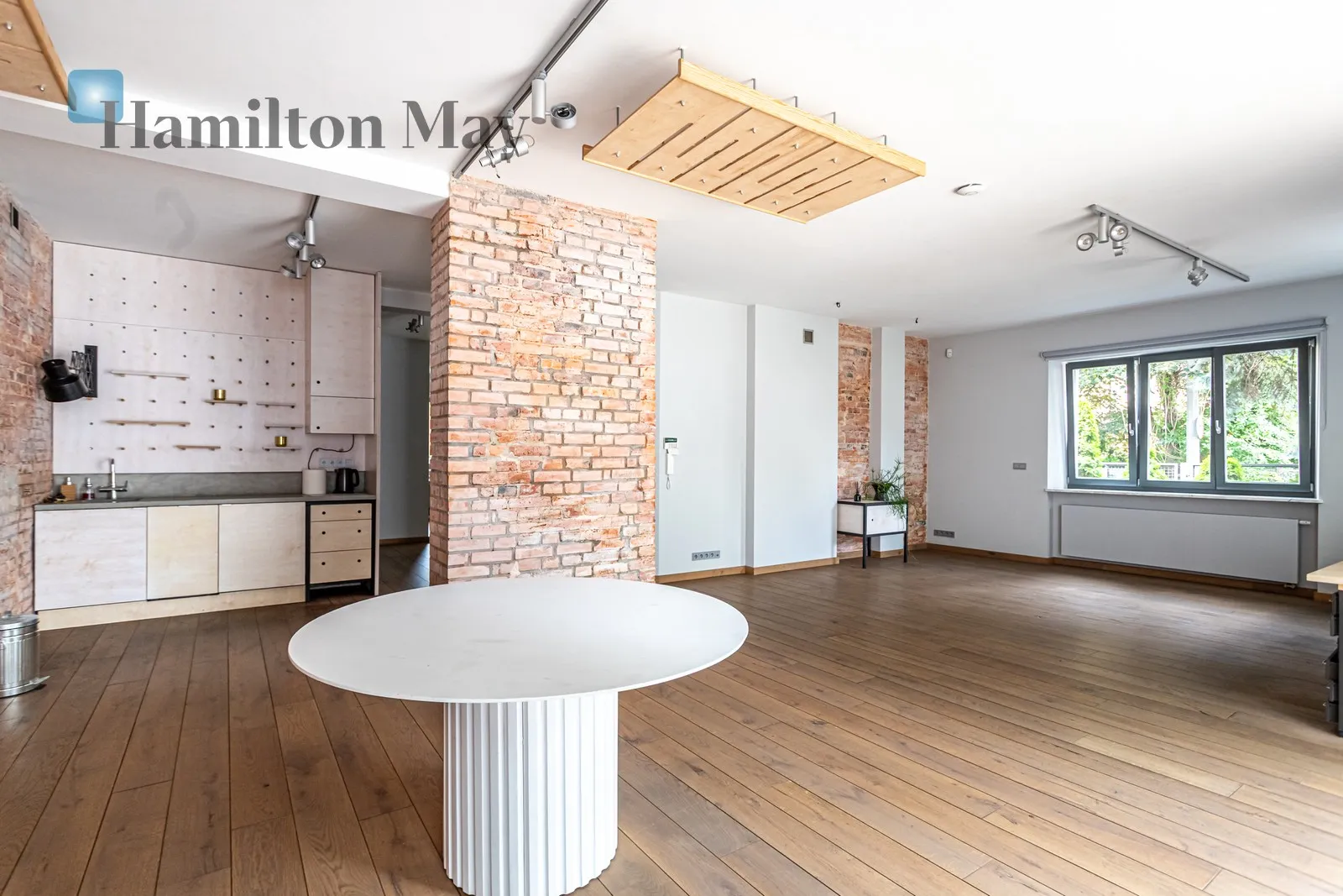 Subregion: Saska Kępa Distance to centre: 3.59 km Price: 3700000 PLN Bedrooms: 4 Bathrooms: 2 Size: 192m2 - slider