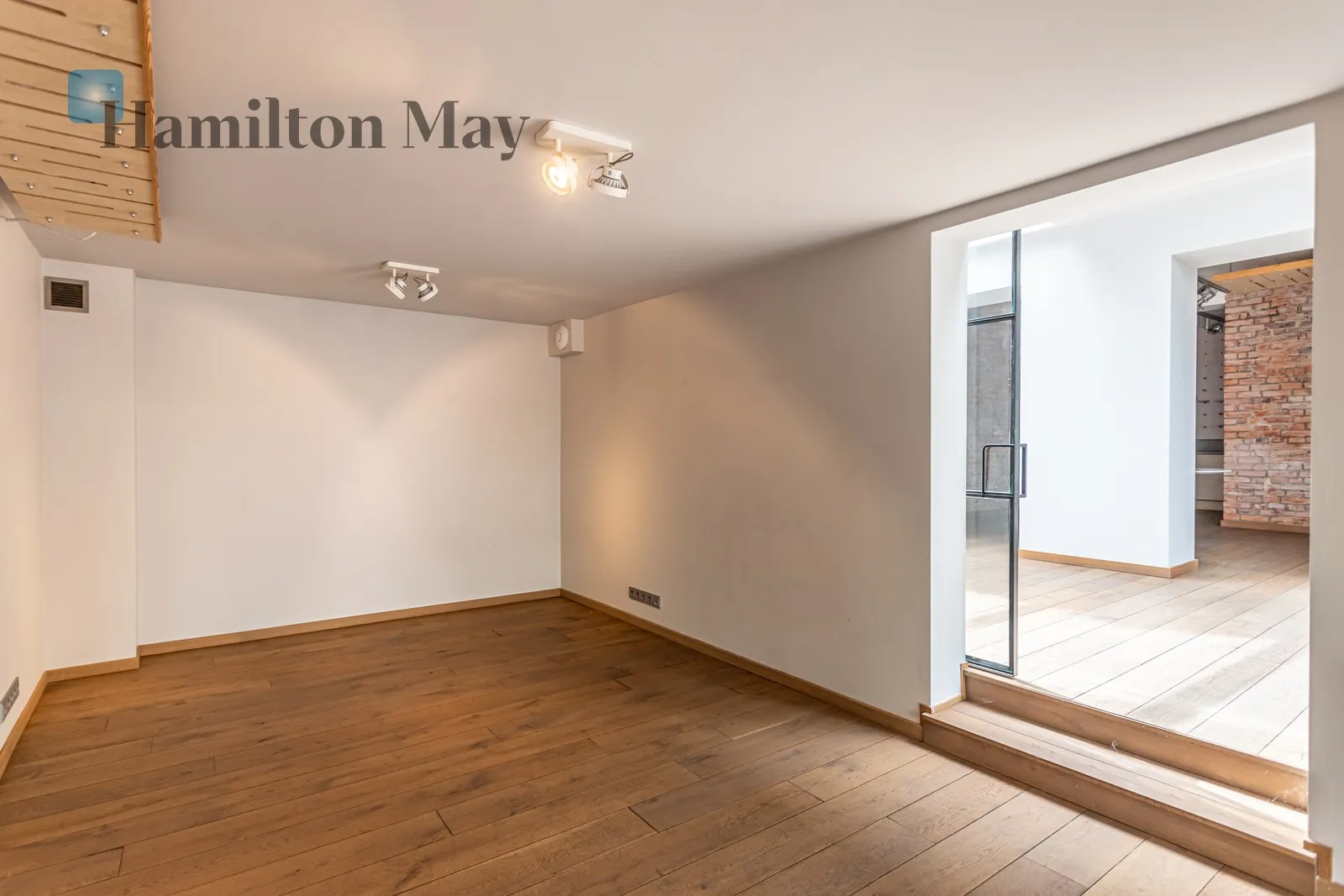 Subregion: Saska Kępa Distance to centre: 3.59 km Price: 3700000 PLN Bedrooms: 4 Bathrooms: 2 - slider