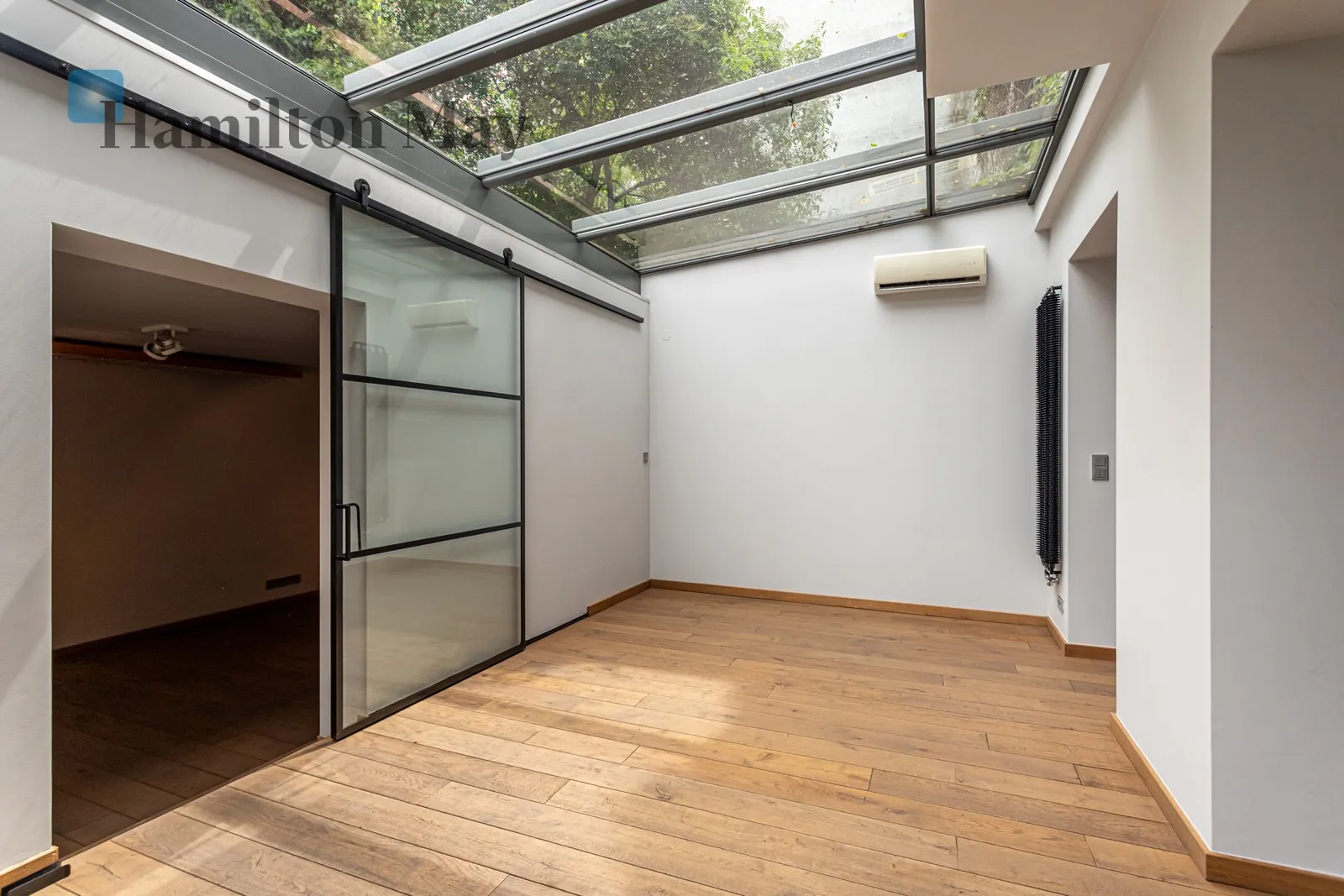 Distance to centre: 3.59 km Price: 3700000 PLN Bedrooms: 4 Bathrooms: 2 Size: 192m2 - slider