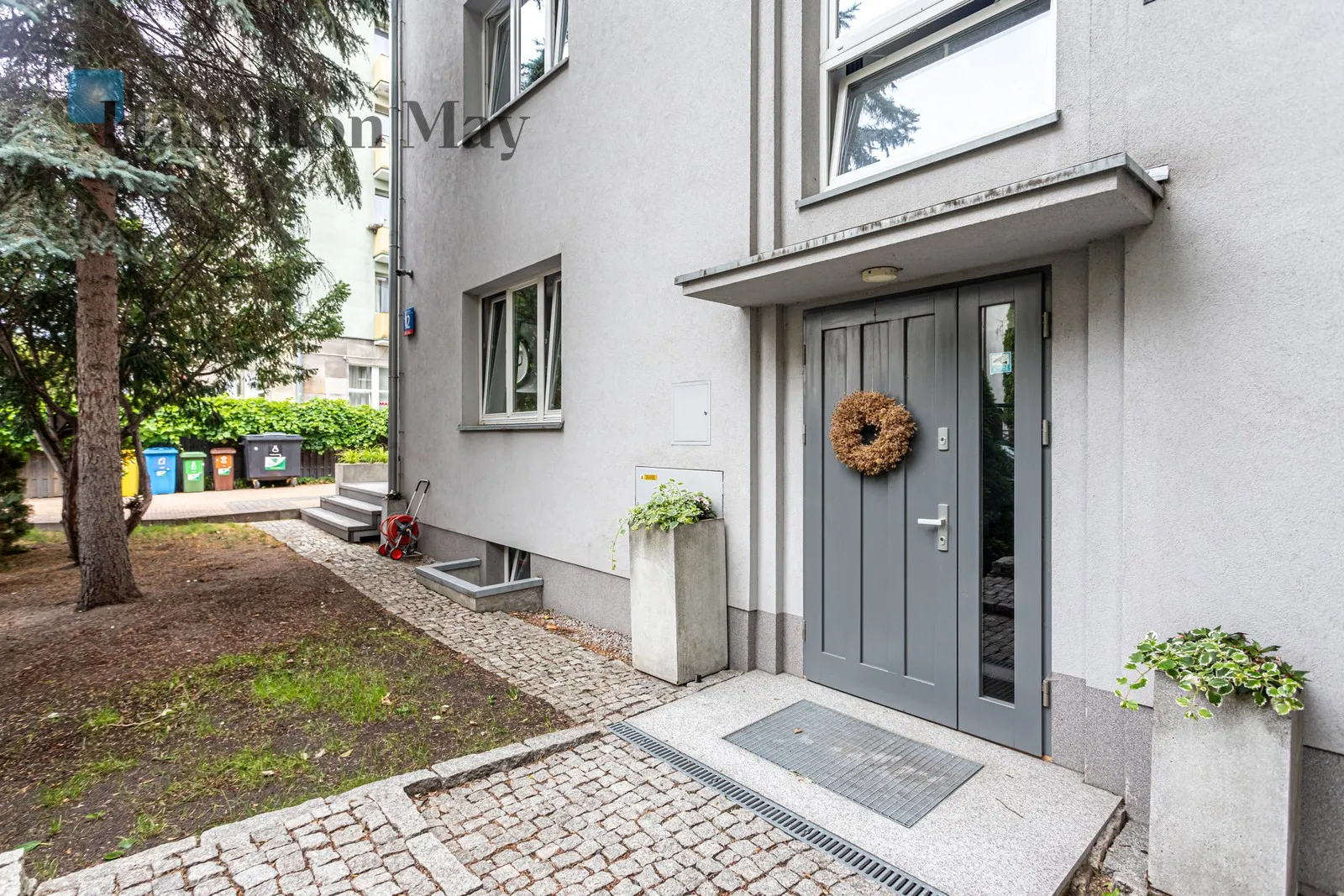 Distance to centre: 3.59 km Price: 3700000 PLN Bedrooms: 4 Bathrooms: 2 - slider