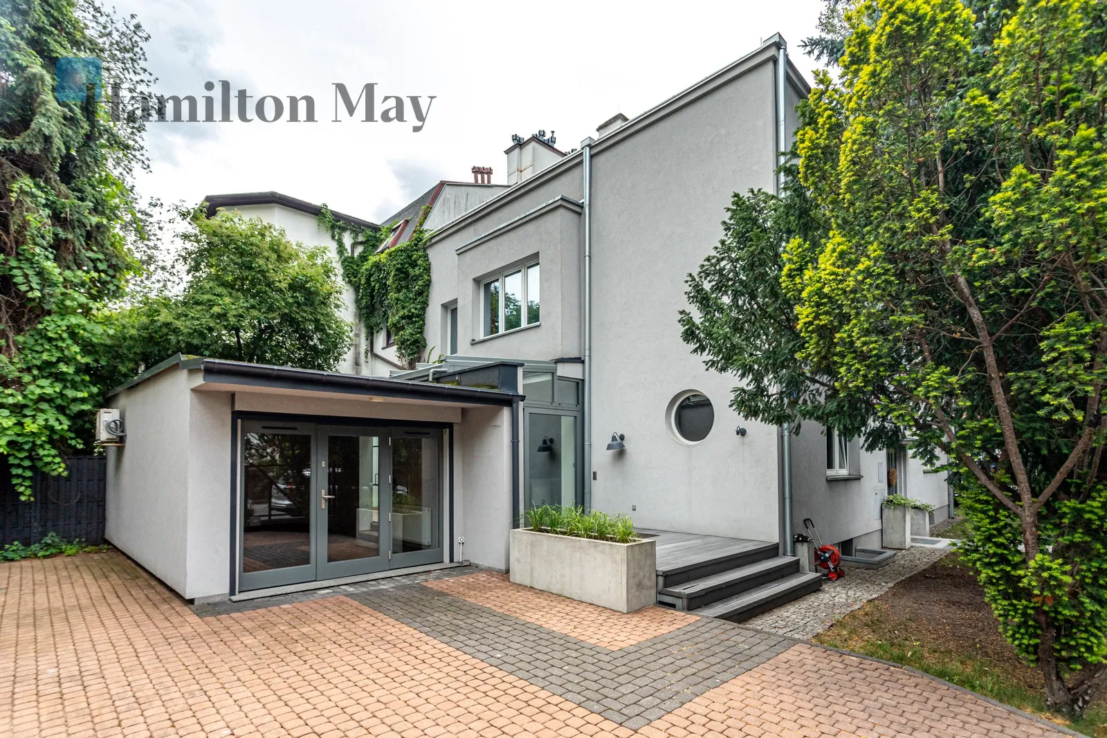 City: Warszawa Street: Angorska Region: Praga-Południe Subregion: Saska Kępa Distance to centre: 3.59 km Price: 3700000 PLN Bedrooms: 4 Bathrooms: 2 Size: 192m2 Price/m2: 19271 PLN - slider
