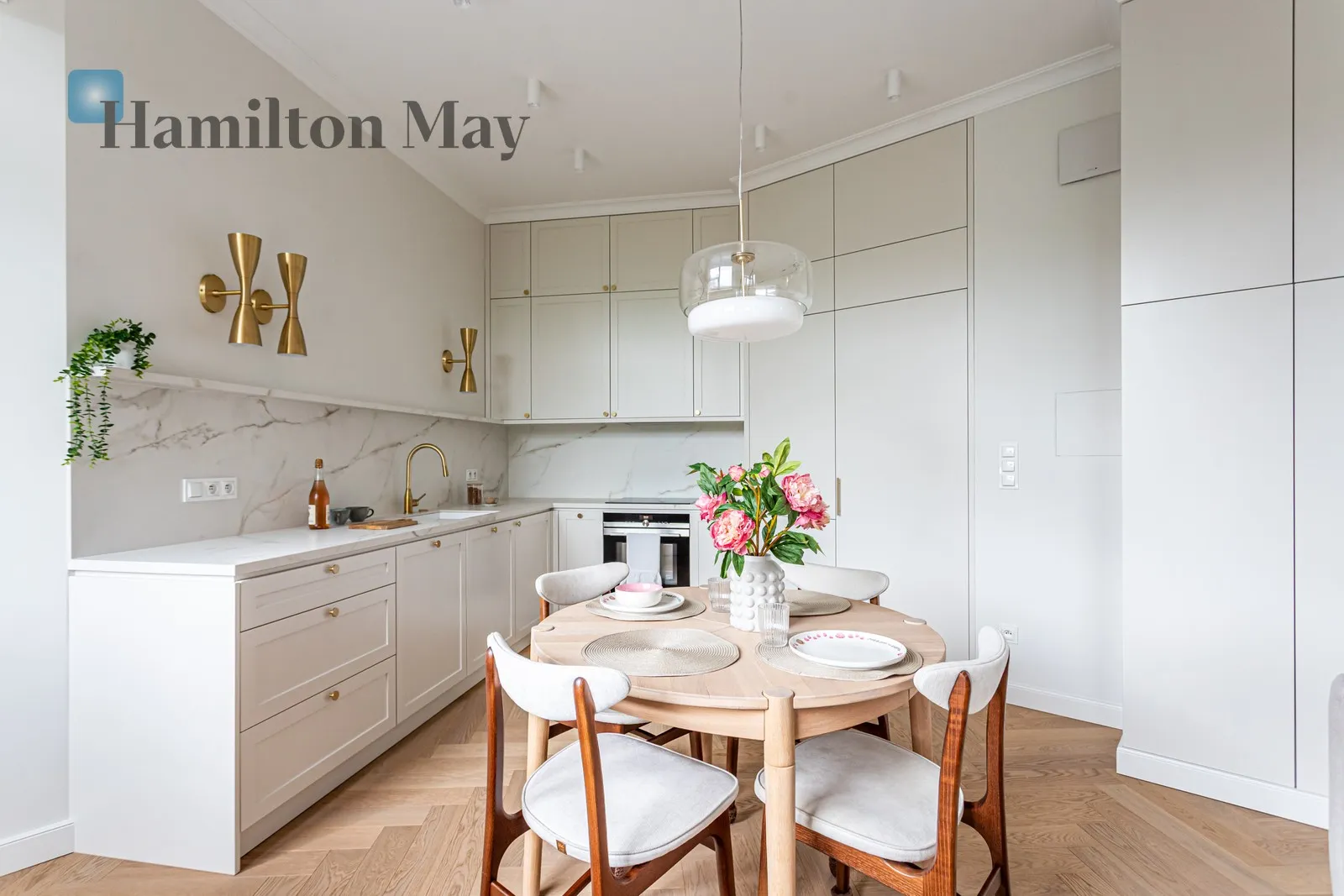 Comfortable 2-room apartment, Koneser Square, garage, air conditioning, walk-in closet

 - slider
