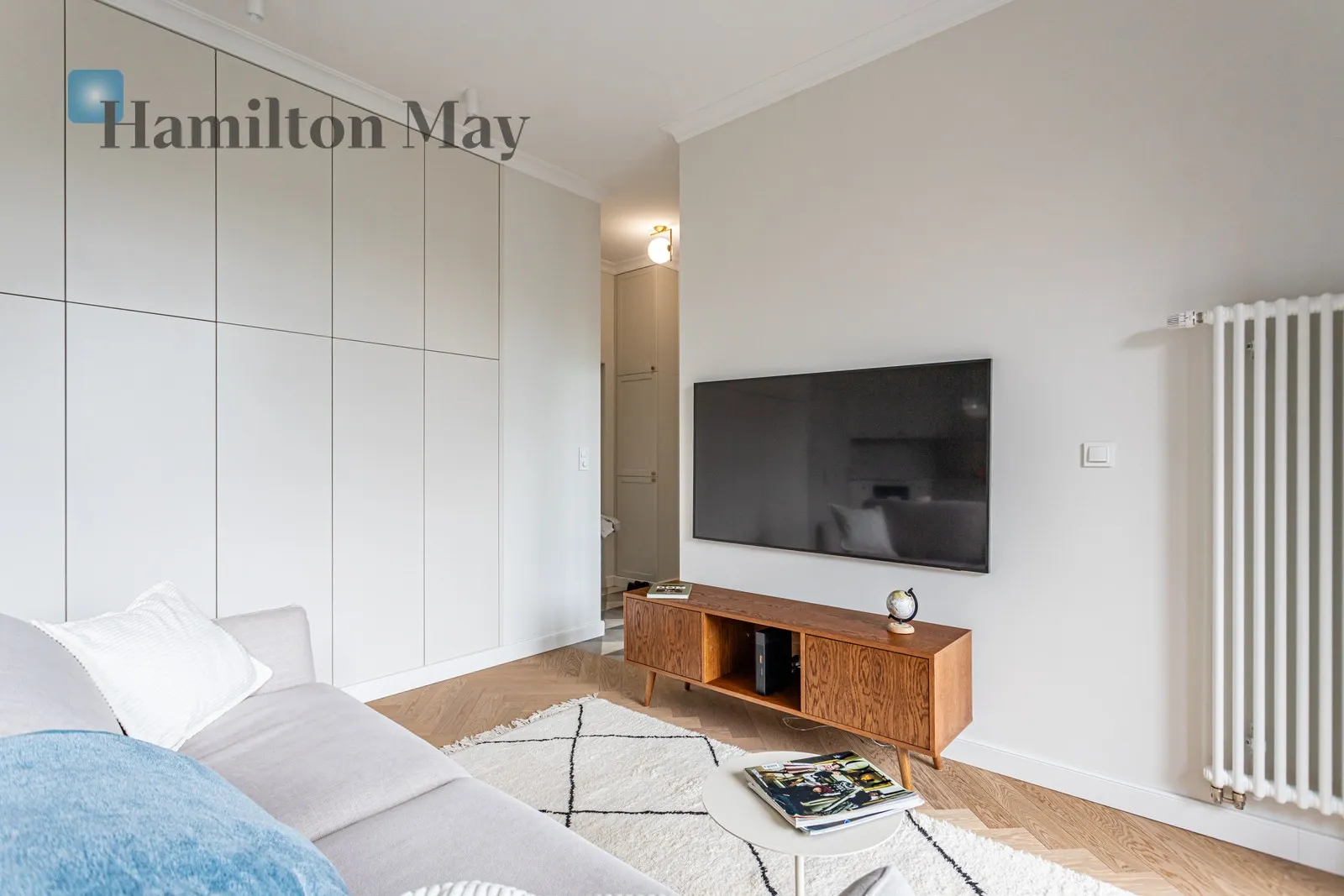Comfortable 2-room apartment, Koneser Square, garage, air conditioning, walk-in closet

 - slider