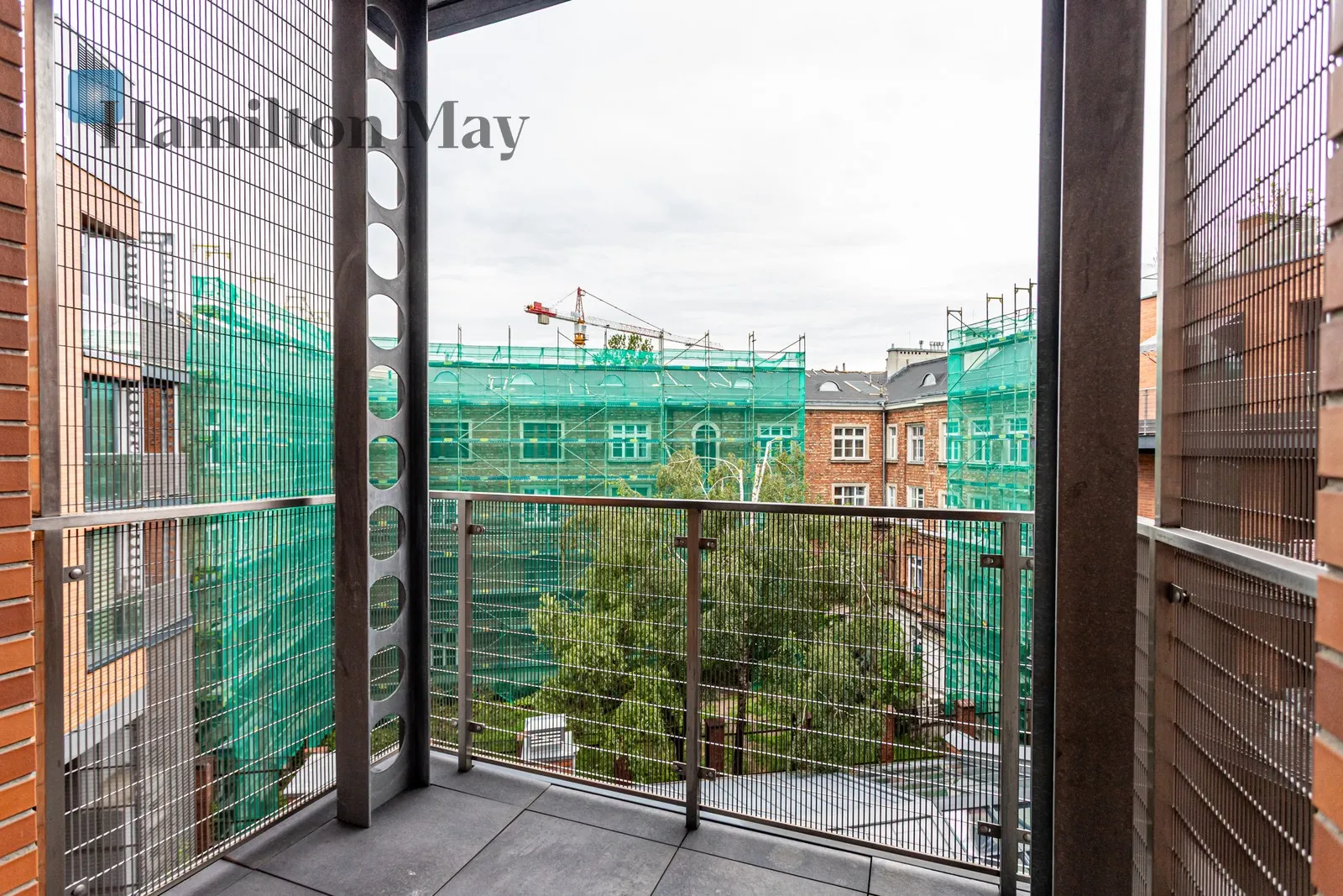 Comfortable 2-room apartment, Koneser Square, garage, air conditioning, walk-in closet

 - slider