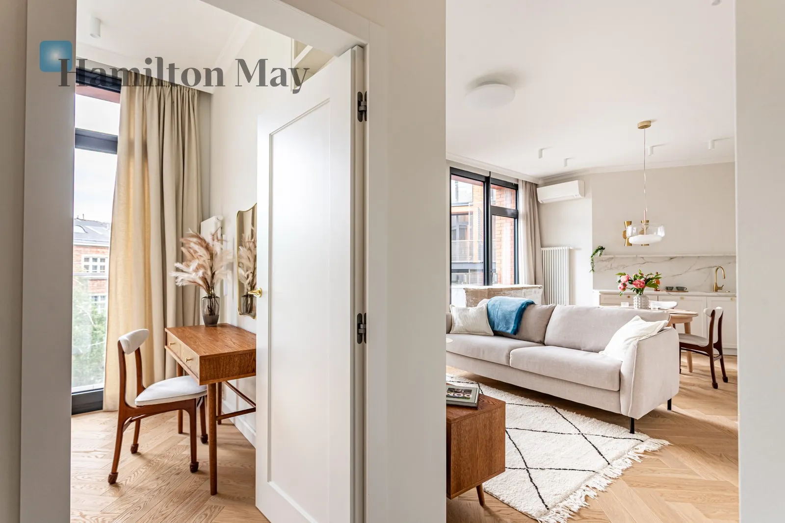 Comfortable 2-room apartment, Koneser Square, garage, air conditioning, walk-in closet

 - slider