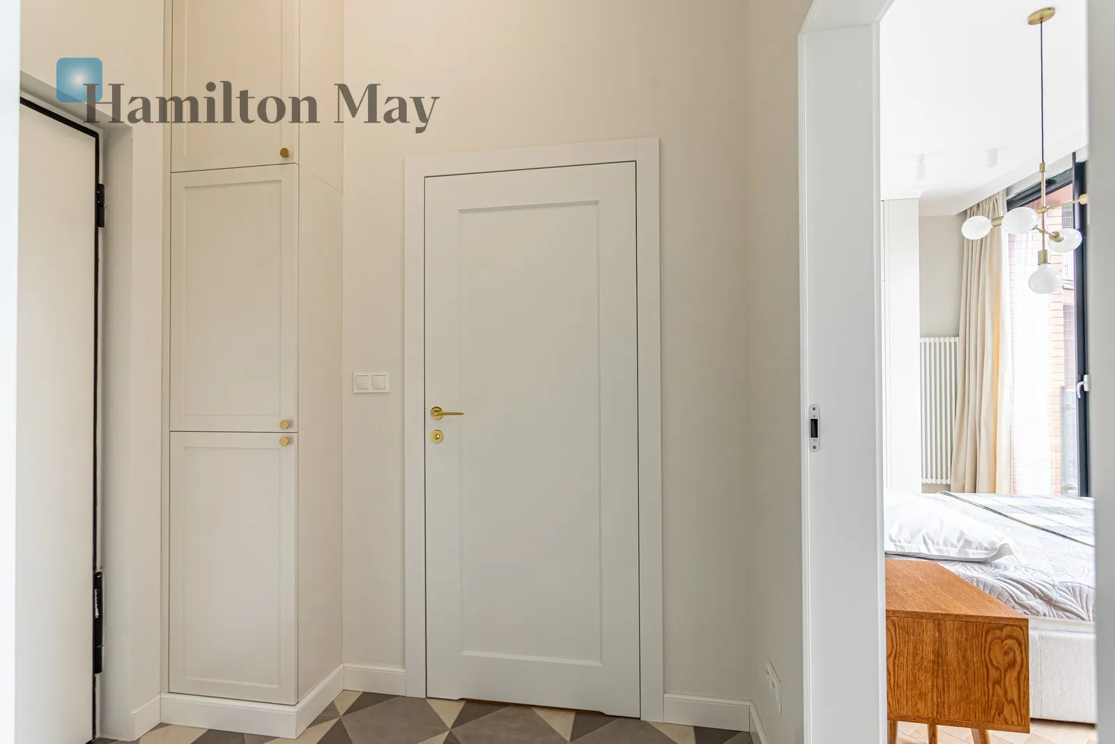Comfortable 2-room apartment, Koneser Square, garage, air conditioning, walk-in closet

 - slider
