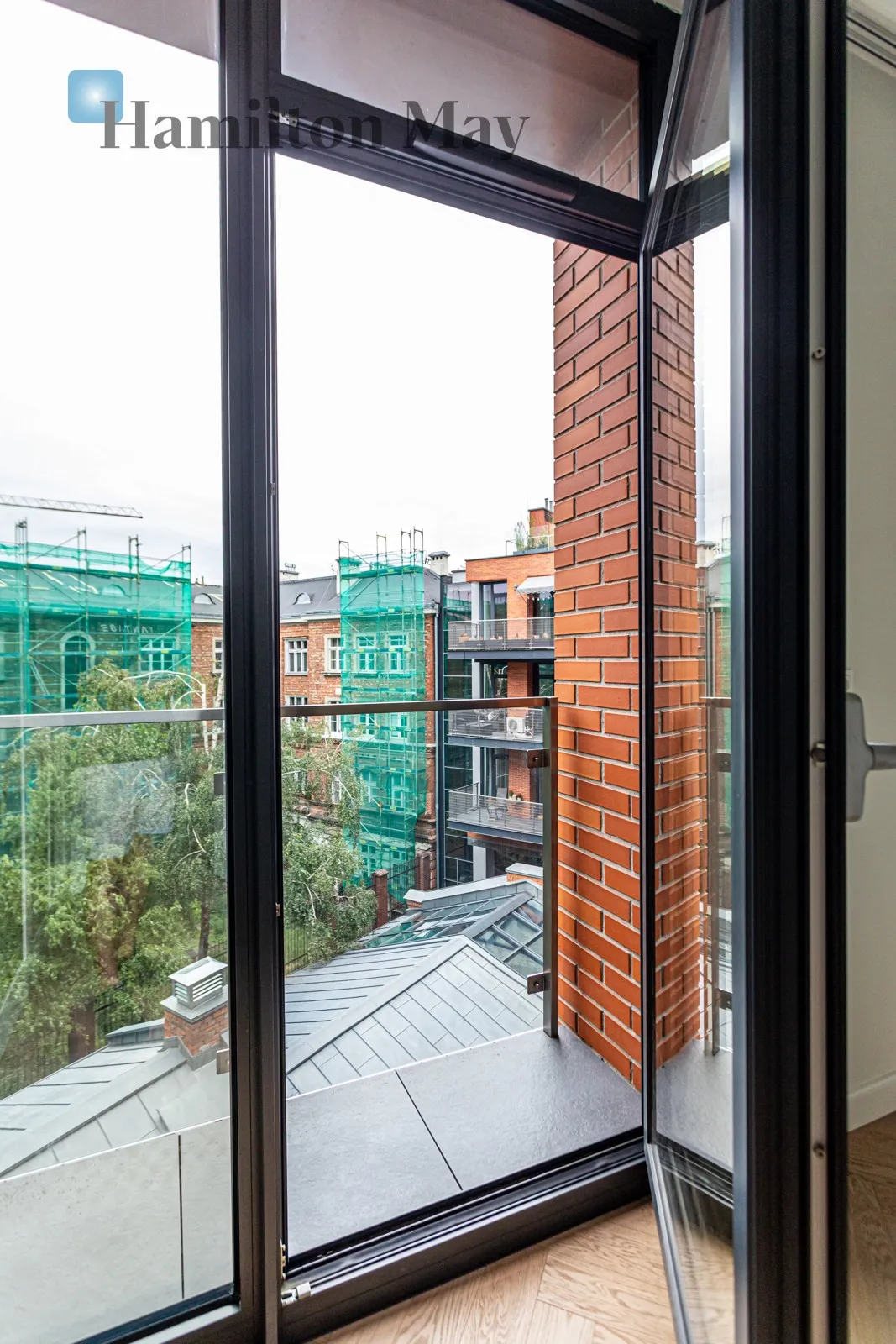 Comfortable 2-room apartment, Koneser Square, garage, air conditioning, walk-in closet

 - slider