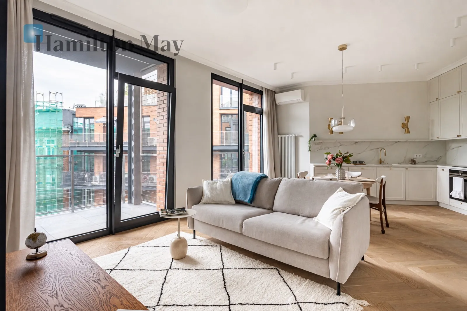 Comfortable 2-room apartment, Koneser Square, garage, air conditioning, walk-in closet

 - slider