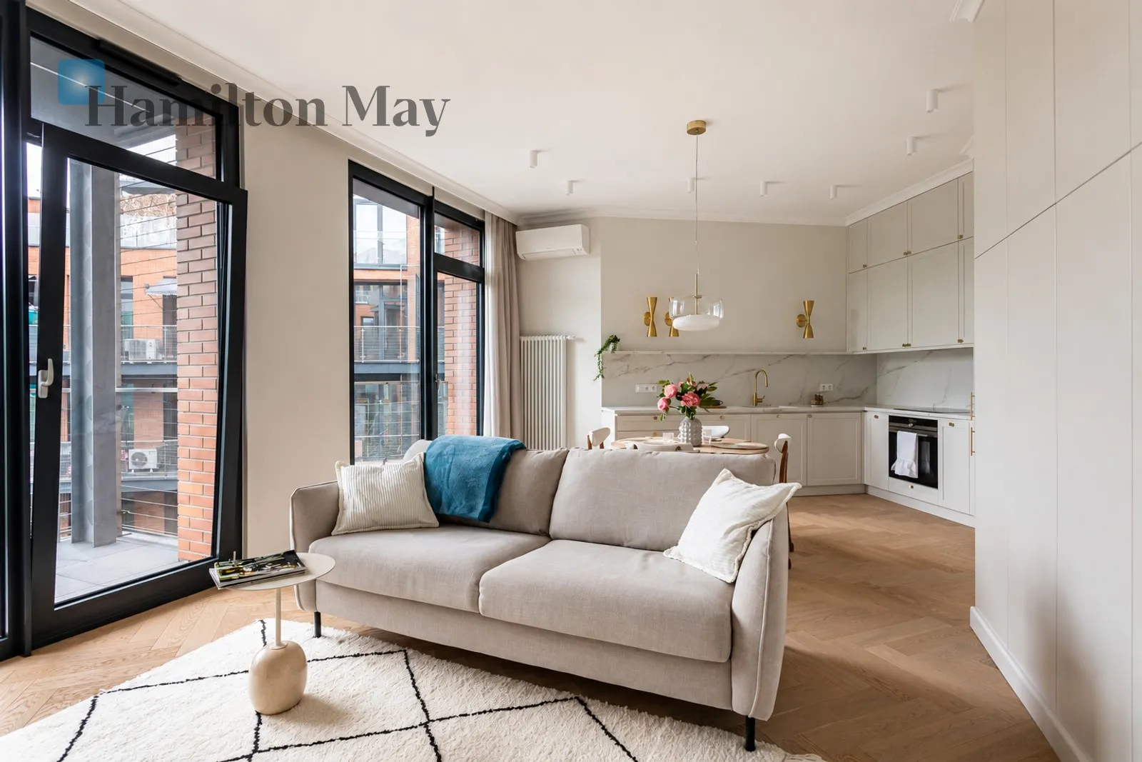 Comfortable 2-room apartment, Koneser Square, garage, air conditioning, walk-in closet

 - slider