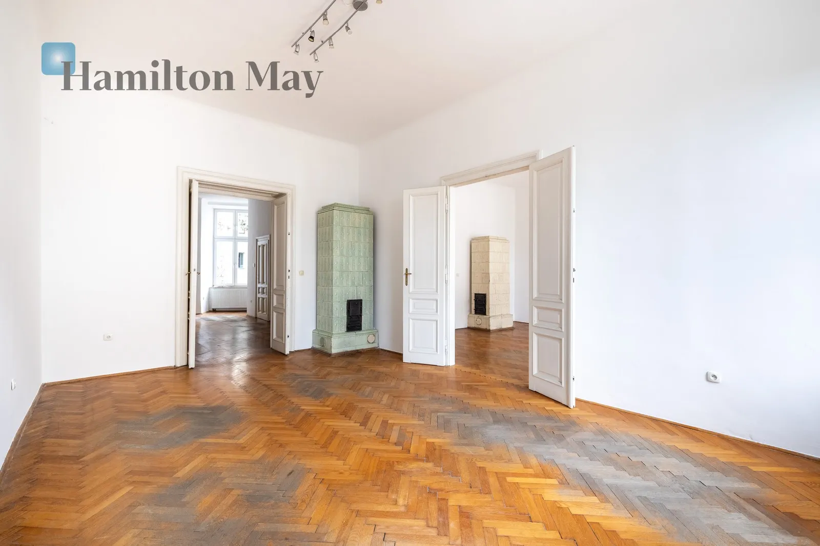 Street: Karmelicka Region: Stare Miasto Distance to centre: 0.95 km Level: 3 Price: 1980000 PLN Bedrooms: 2 Bathrooms: 1 Size: 109m2 - slider