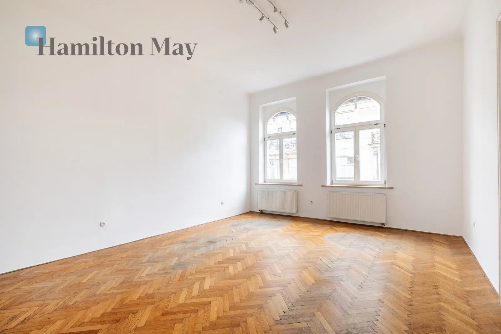 Region: Stare Miasto Distance to centre: 0.95 km Level: 3 Price: 1980000 PLN Bedrooms: 2 Bathrooms: 1 Size: 109m2 Price/m2: 18165 PLN - slider