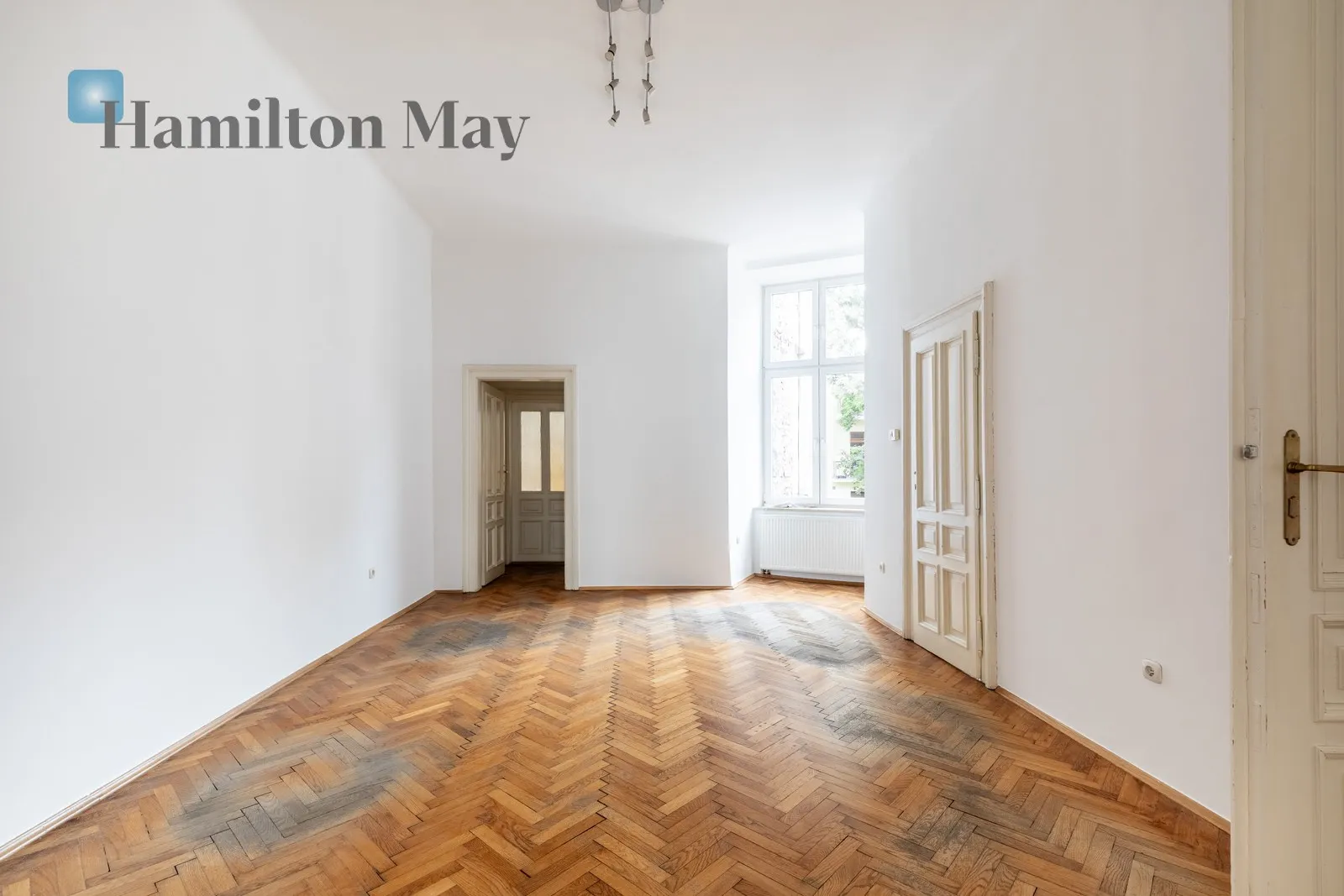 Distance to centre: 0.95 km Level: 3 Price: 1980000 PLN Bedrooms: 2 Bathrooms: 1 Size: 109m2 Price/m2: 18165 PLN - slider