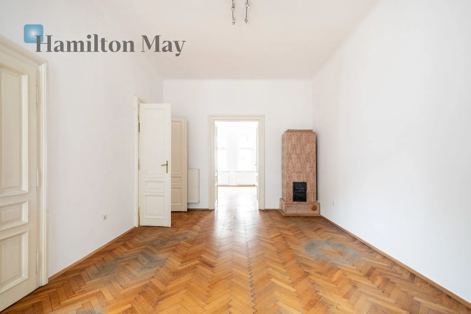 Street: Karmelicka Region: Stare Miasto Distance to centre: 0.95 km Level: 3 Price: 1980000 PLN Bedrooms: 2 - slider