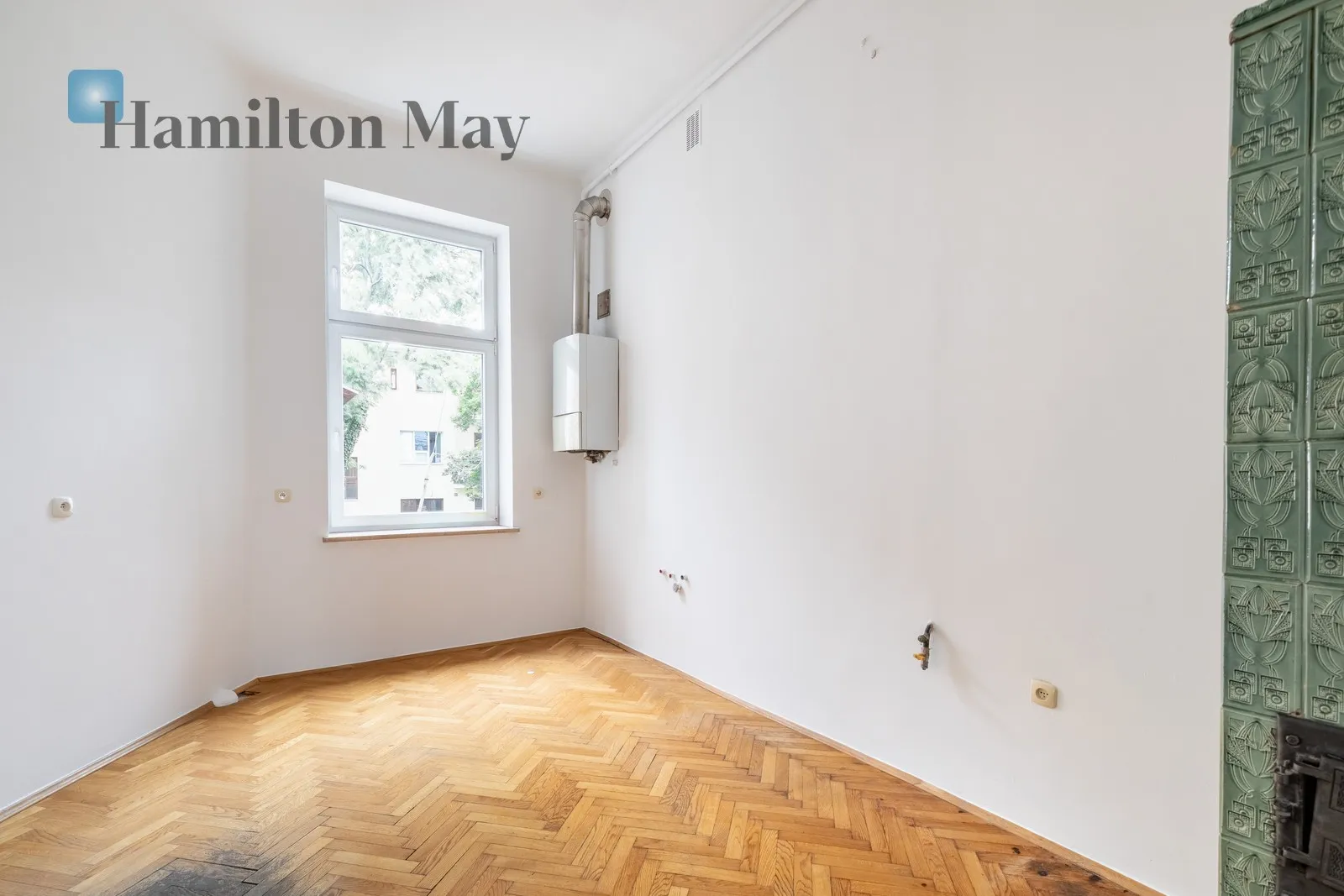 Distance to centre: 0.95 km Level: 3 Price: 1980000 PLN Bedrooms: 2 Bathrooms: 1 Size: 109m2 - slider