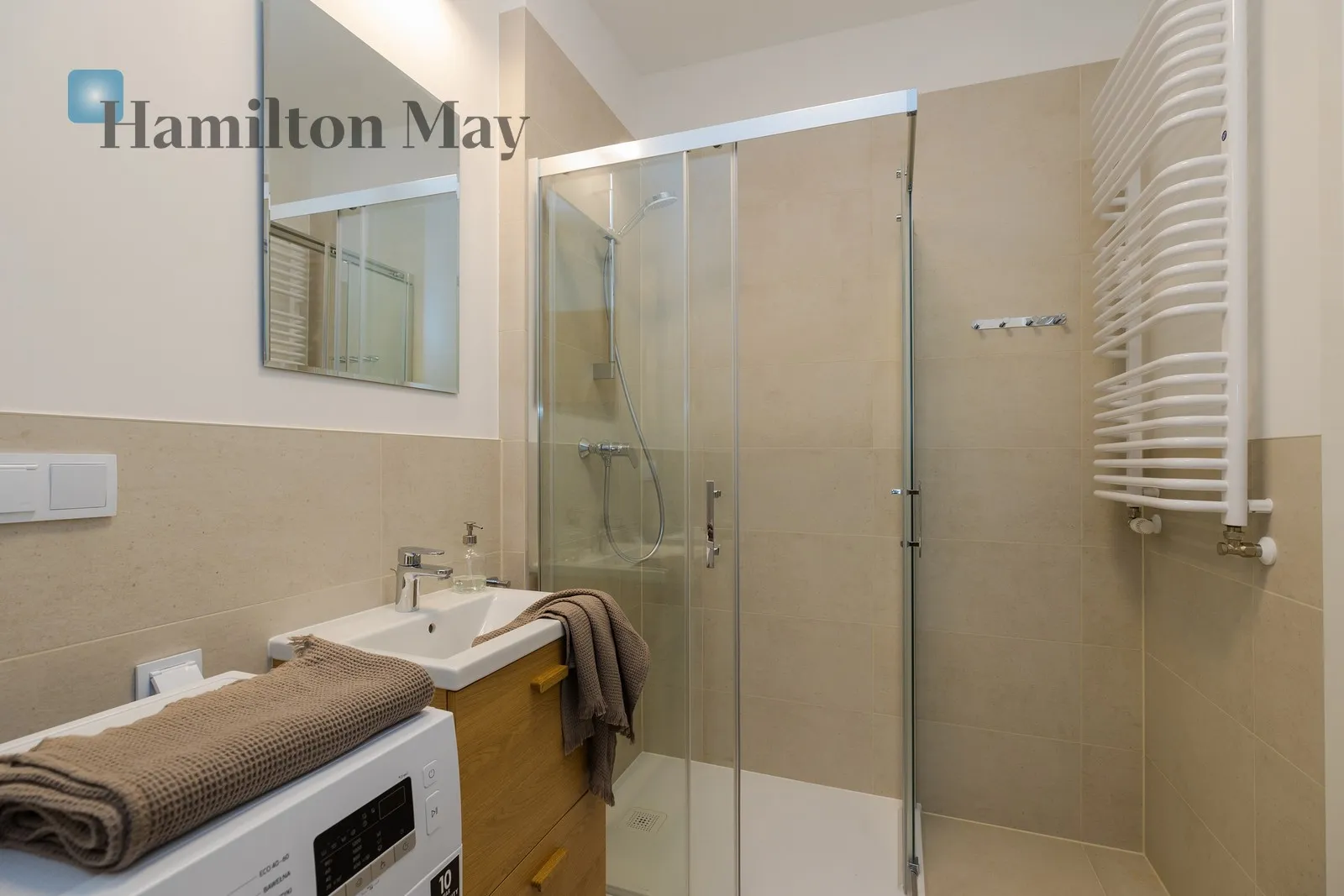 Street: Wschodu Słońca Region: Włochy Subregion: Raków Distance to centre: 5.73 km Level: 6 Price: 861506.37 PLN Bedrooms: 1 - slider