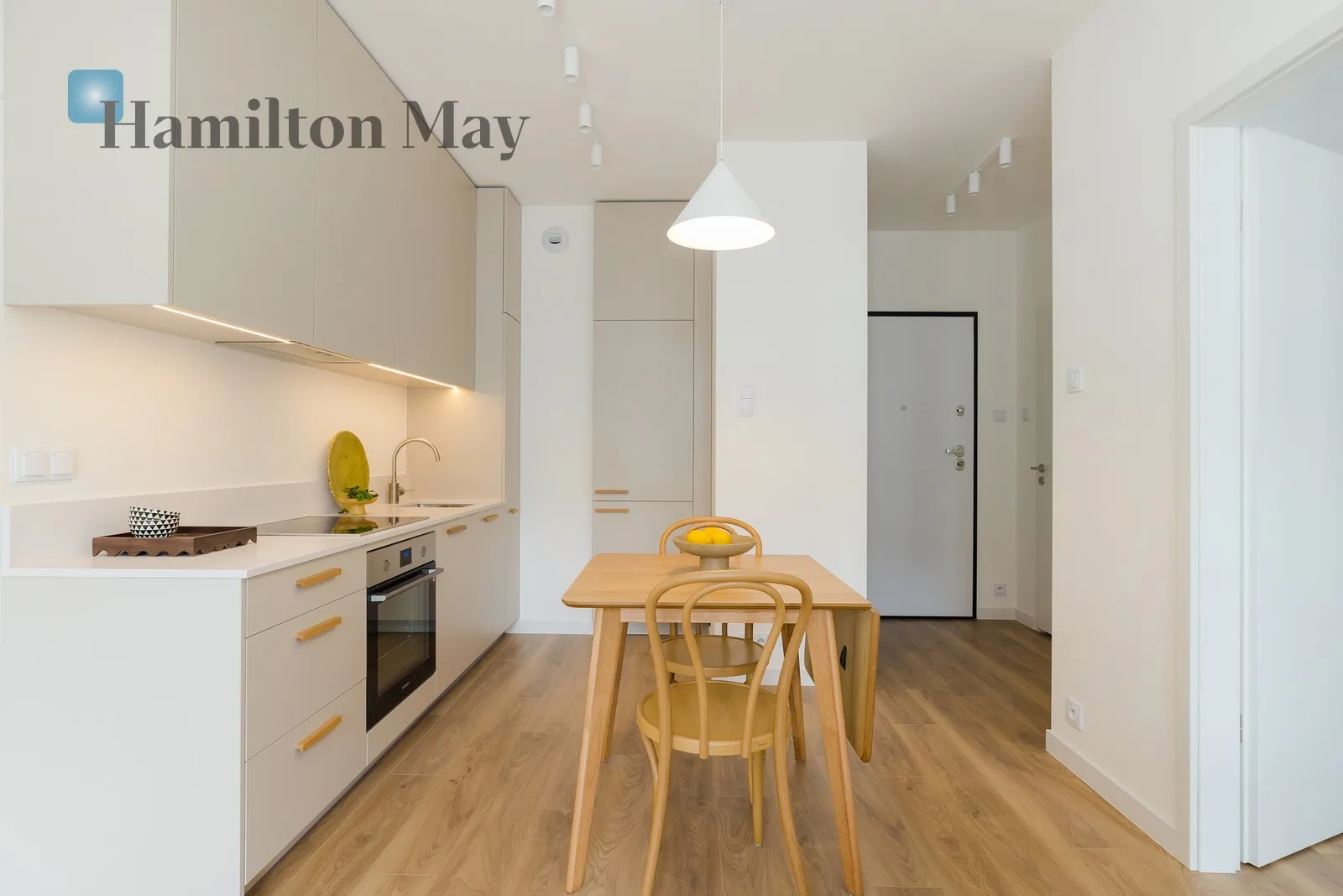 Street: Wschodu Słońca Region: Włochy Subregion: Raków Distance to centre: 5.73 km Level: 6 Price: 861506.37 PLN Bedrooms: 1 Bathrooms: 1 Size: 37.1m2 - slider