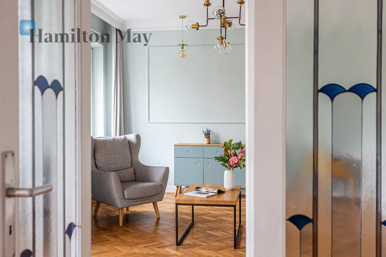 Region: Śródmieście Subregion: Solec Distance to centre: 1.74 km Level: 1 Price: 8900 PLN Bedrooms: 3 Bathrooms: 2 Size: 94m2 - slider