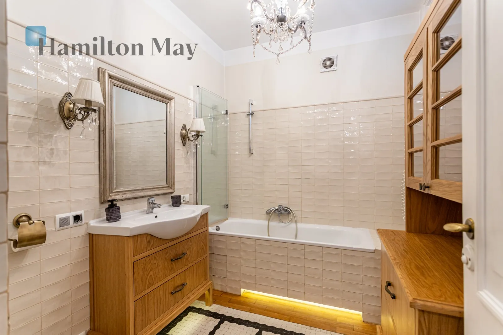 Street: Rozbrat Region: Śródmieście Subregion: Solec Distance to centre: 1.74 km Level: 1 Price: 8900 PLN Bedrooms: 3 - slider