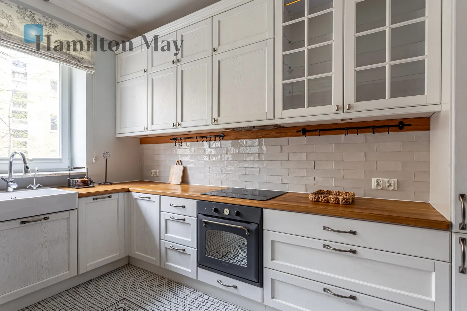 Region: Śródmieście Subregion: Solec Distance to centre: 1.74 km Level: 1 Price: 8900 PLN Bedrooms: 3 - slider