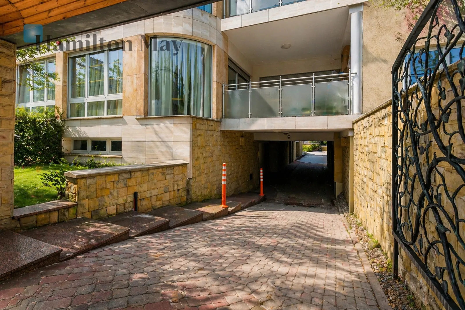 Spacious apartment with a balcony in the heart of Old Wilanów

﻿ - slider