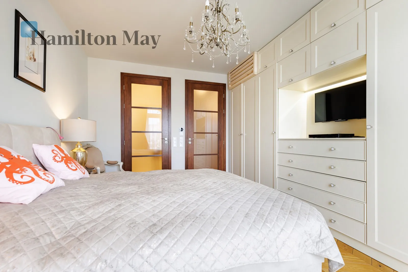 Street: Książęca Region: Śródmieście Subregion: Śródmieście Południowe Distance to centre: 0.77 km Level: 6 Price: 16000 PLN Bedrooms: 2 - slider