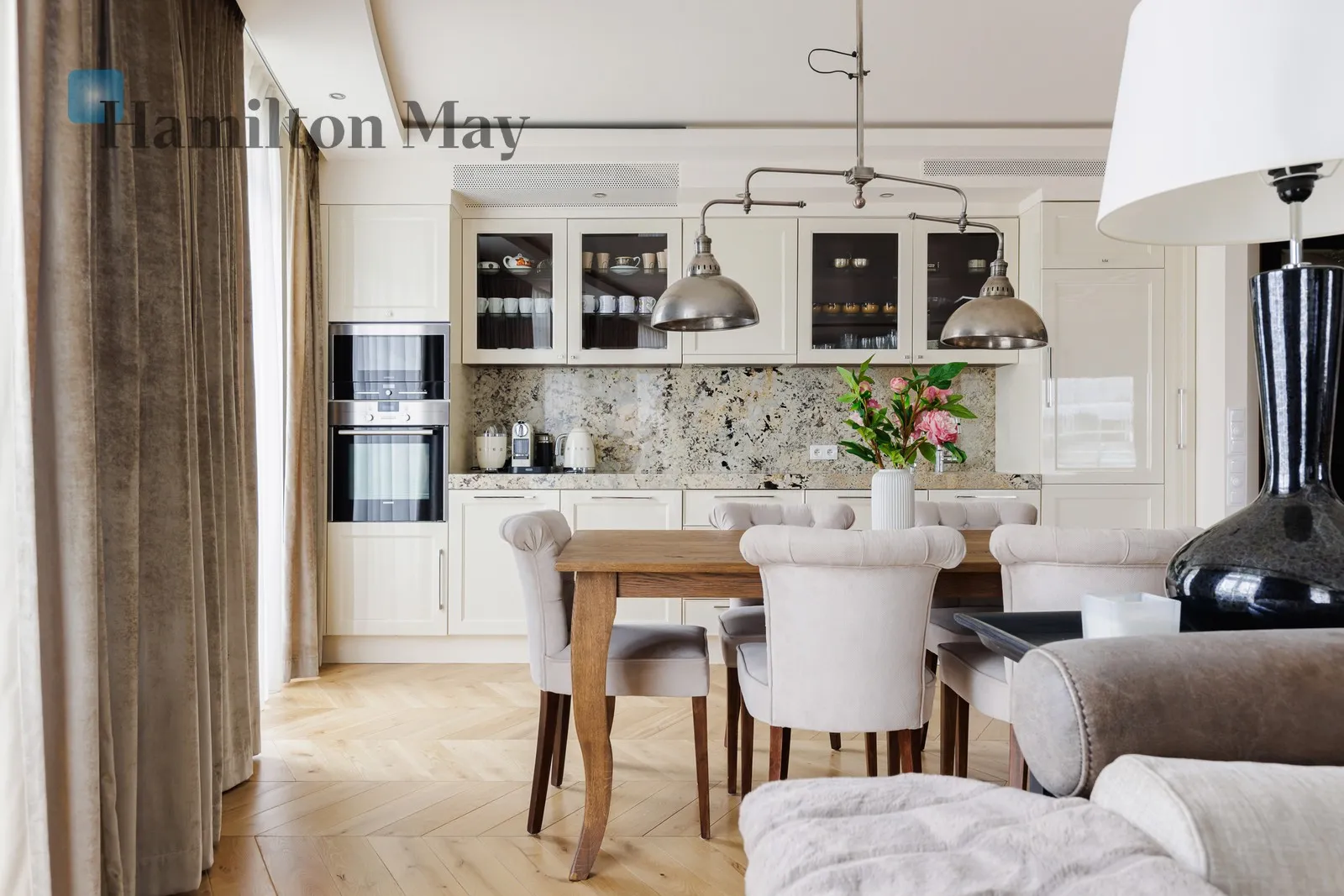 Street: Książęca Region: Śródmieście Subregion: Śródmieście Południowe Distance to centre: 0.77 km Level: 6 Price: 16000 PLN Bedrooms: 2 Bathrooms: 2 Size: 88m2 Price/m2: 182 PLN - slider